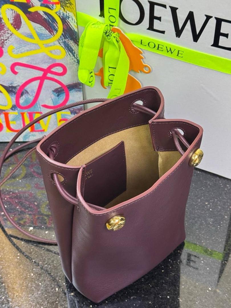 🎈（全钢）新款𝗣𝗲𝗯𝗯𝗹𝗲 𝗽𝗼𝘂𝗰𝗵手机包 ——【酒红色到货💕】 尺寸：𝟮𝟭.𝟱-𝟭𝟳-𝟳𝗰𝗺 编码：652406 👉🏻采用进口纳帕小牛皮材质•包包手感超级舒服柔软•自重超轻。 👉🏻正面装饰两颗闪亮的𝗽𝗲𝗯𝗯𝗹𝗲配饰•精致可爱时髦•可调节肩带•腋下单肩斜跨皆🉑。 容量超大•可容纳5到6部手机•日常出行一个包就够啦😍