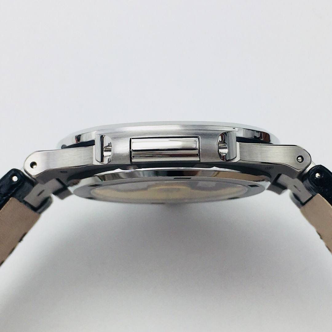 新力作 V4超级升级版 百达.翡丽鹦鹉螺重磅来袭！ 1：第一款真正意义上的超级鹦鹉螺，震撼来袭，全新修正的不锈钢表带，铰链部分根据真正的百达翡丽鹦鹉螺不锈钢表带拆解开发，和正品一致的贴合效果！ 2：逆袭之前所有副本，铰链开合角度和正品一致，锁毕声音和正品相同！ 3：重点指出此次V4版的面盘在采用与真品一致的覆荧光涂层金质立体时标，特别突出的“蓝魅”面无限接近原版！ 4：机芯方面是全新订制的修正版的一体芯Cal.324机芯，是目前唯一做到机芯的钢印与正品一样的雕刻工艺。