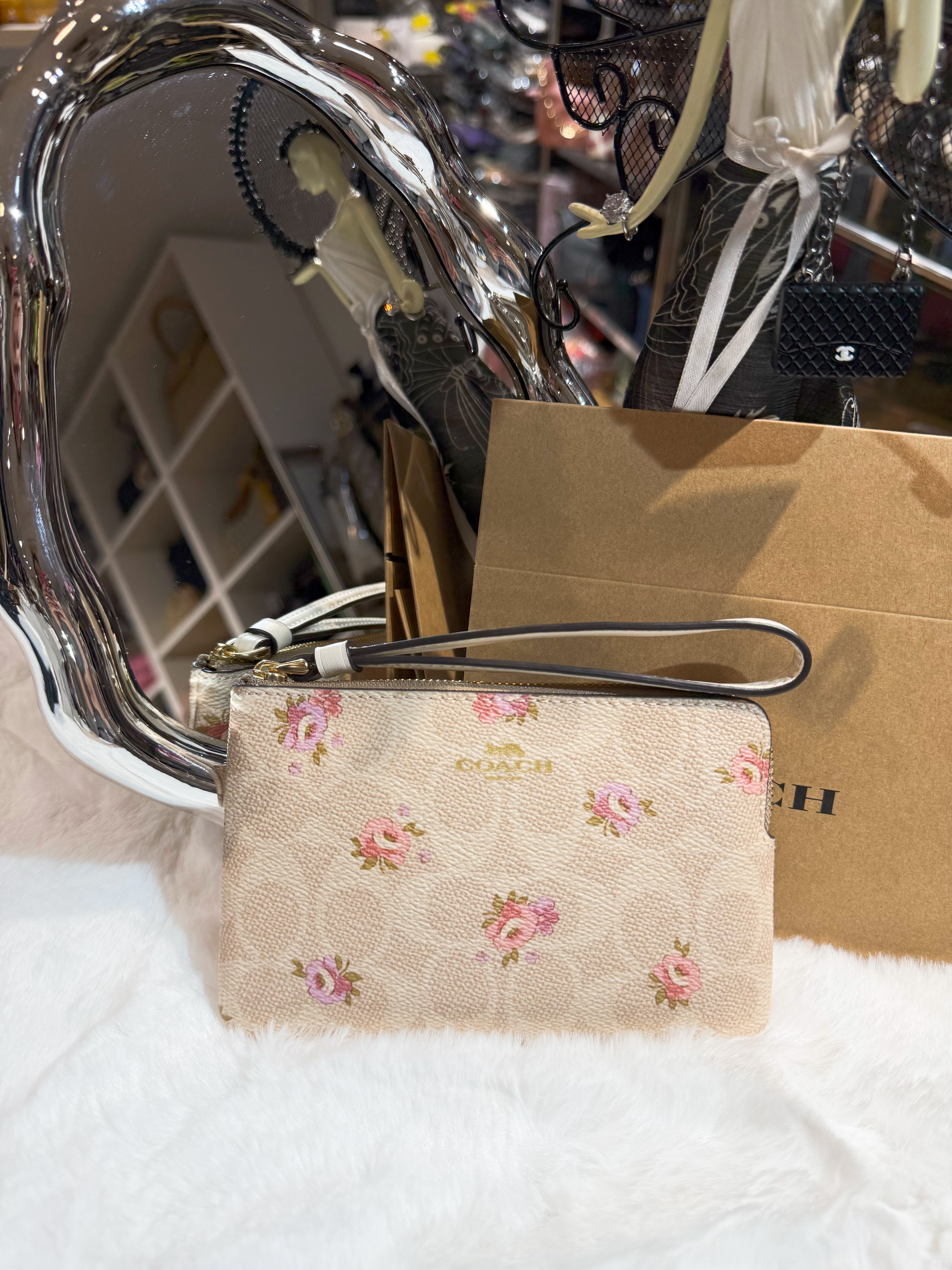 Coach wristlet white/m/floral