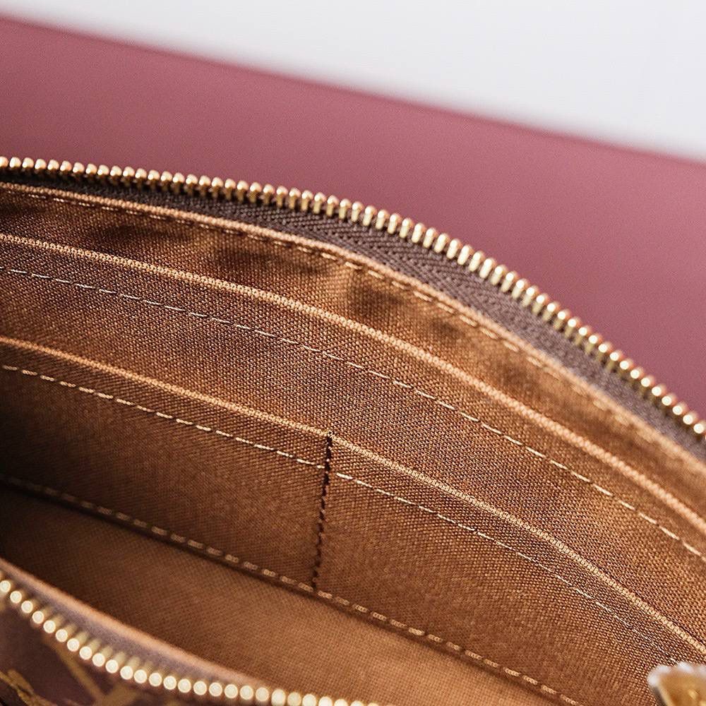 𝐩𝐨𝐜𝐡𝐞𝐭𝐭𝐞 𝐚𝐜𝐜𝐞𝐬𝐬𝐨𝐢𝐫𝐞𝐬系列 👜✨ ❒ 尺寸:23.5*13.5*4𝐜𝐦 ❒ 经典著作大麻将改版，麻将包的原著风味简约大气，便携的背法，升级后的容纳量更是满足了女生出行必备物件分区的容纳量，内里加配隔层！ 小而轻巧，搭配链条的外观，让人眼前一亮，妥妥的封神款！ 又是一款大爆款法宝系列，设计造型真的相当𝐲𝐲𝐝𝐬!❤️❤️