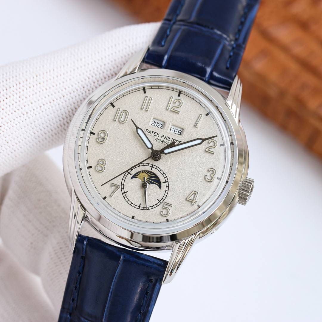 百达翡丽5320G-001超级复杂功能时计直径40毫米一体冲压成型的双层式精钢表壳，致敬了经典的设计语言奶油色的表盘营造复古氛围，表盘边缘刻印有密分秒数刻度，配金质阿拉伯数字及五分钟凸圆刻度字钉，更有立体感。时分指针以巴顿式设计为基础，配以尖长的针尖，这特色造型是呼应了 1950 年代 Ref. 1463 计时码表的指针。表盘6点位置是月相显示和日期分拨。所有的万年历标志都很好，一眼就能读懂。内里搭置了仿324 S Q 自动上链机芯，是 324 自动上条传奇机芯的精装版本。机芯夹板桥经倒角，边缘作细意打磨，主夹板饰以鱼鳞纹，而夹板则缀以日内瓦波纹，夹板表面有包金雕刻，螺丝凹槽经打磨和倒角，连钻孔亦同样经打磨处理。搭配朱古力啡色牛皮表带，进一步带出复古气息。经典气息满满，欢迎表友品鉴