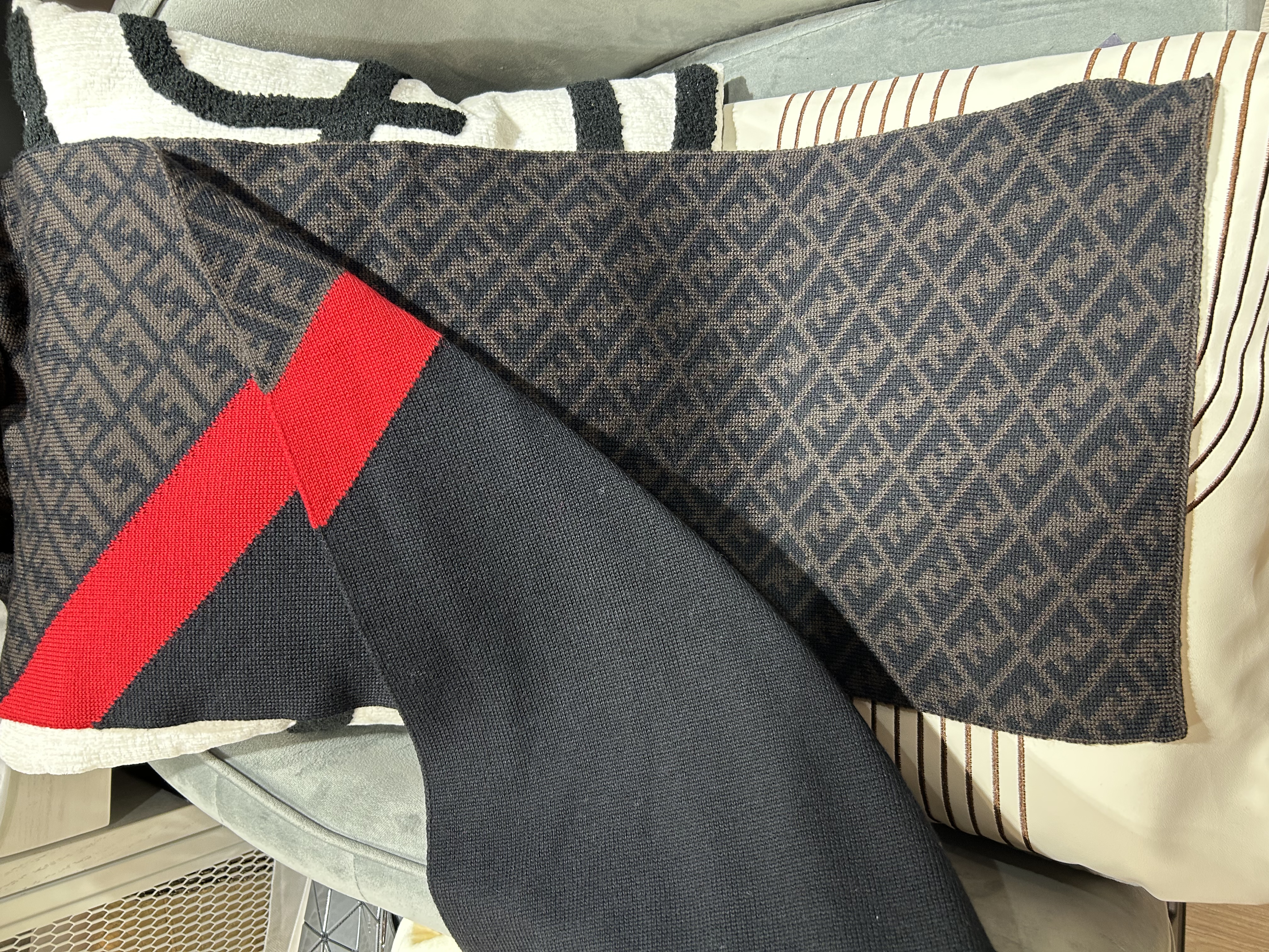 Fendi Scarf 羊毛頸巾 size: 180*30cm 100%Authentic, unused 未使用品 