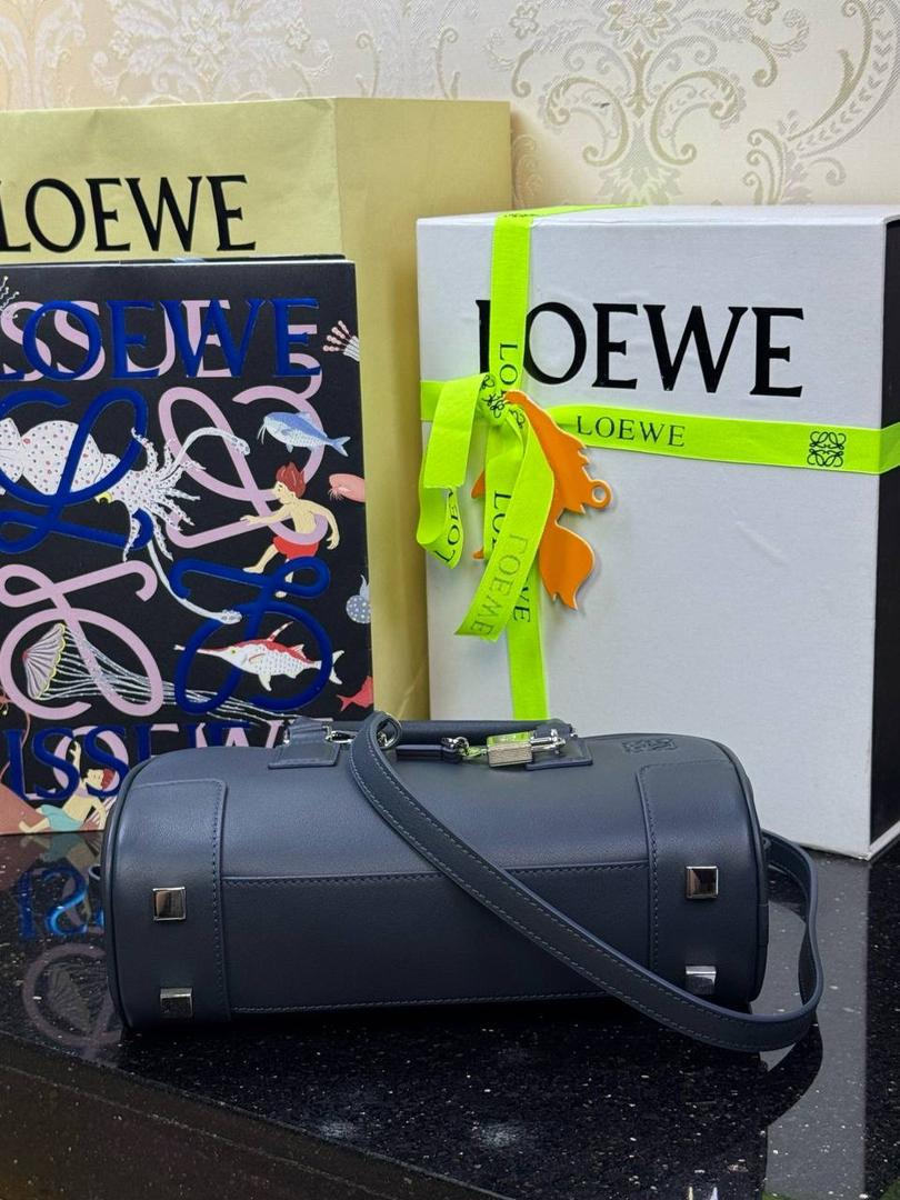 🎈𝗔𝗺𝗮𝘇𝗼𝗻𝗮 23 𝗖𝗿𝗼𝗽𝗽𝗲𝗱保龄球包 ——【杨幂同款‼️独家新品】 尺寸：𝟮𝟯-𝟏𝟏-𝟏𝟎𝗰𝗺 编码：012404 【配全套礼盒】 颜色：深海军蓝 ❤️采用超柔纳帕小牛皮•延续标志性𝘈𝘮𝘢𝘻𝘰𝘯𝘢标识搭配小挂锁🔒作为新图标•重塑为修长法棍比例。 ❤️外部双拉链设计•搭配可调节可拆卸的长肩带•多样化背法😎容量大•小巧包型为当下时尚之追求。