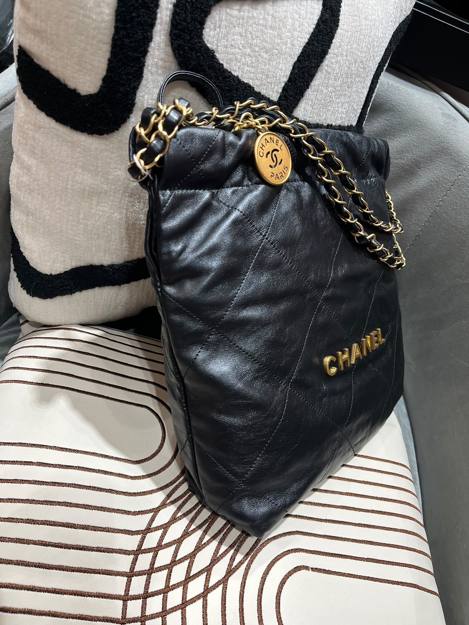 Chanel 22 Small AS3260 黑色牛皮，金鏈100%Authentic, 98%New ✅晶片✅Dust bag✅Pouch