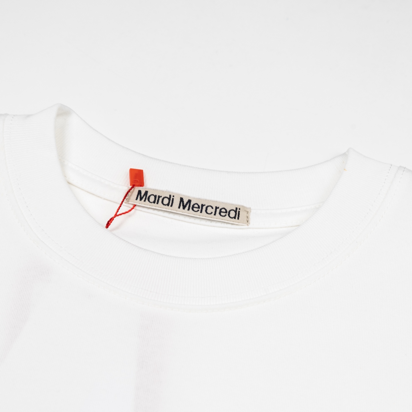 Mardi Mercredi Swing The Tail Ddanji Pearl Necklace T-shirt