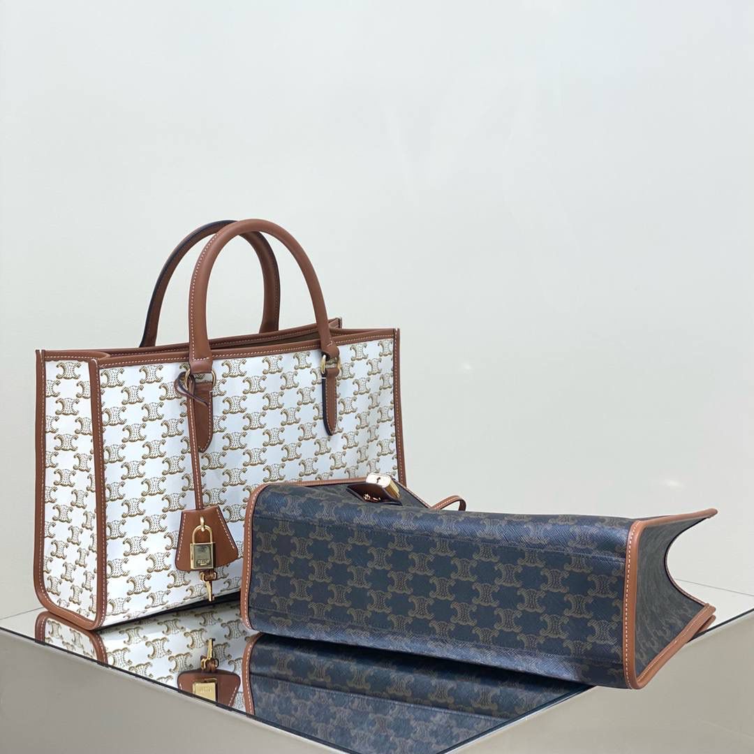 🔥大货实拍图 𝗖𝗘𝗟𝗜𝗡𝗘 ♥ 𝗖𝗔𝗕𝗔𝗦 𝗧𝗢𝗧𝗘小号 型号：199742 尺寸：35*22*7cm 适合通勤以及日常背，百搭耐看型选手，盲冲不出错😍💕