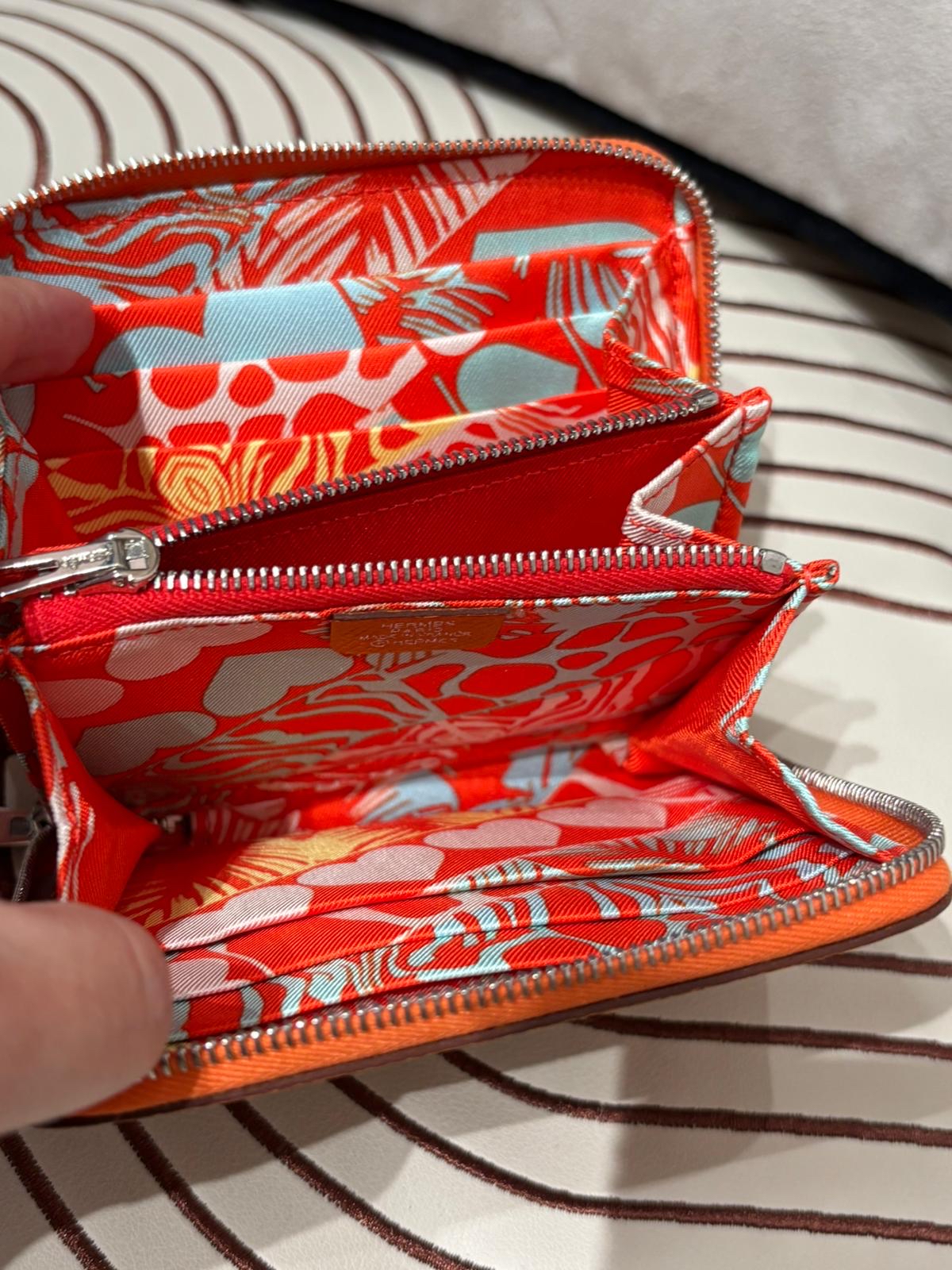 Hermes silk in compact ,stamp B 100%Authentic ,Unused✅Dust bag