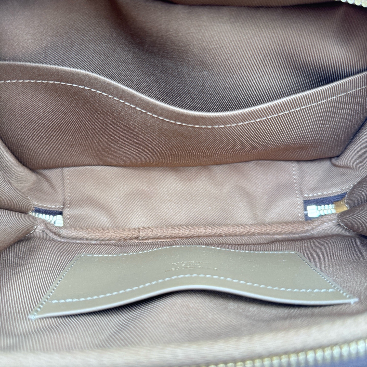 Pre-Owned LV Utility Crossbody / Product Code: 26051706