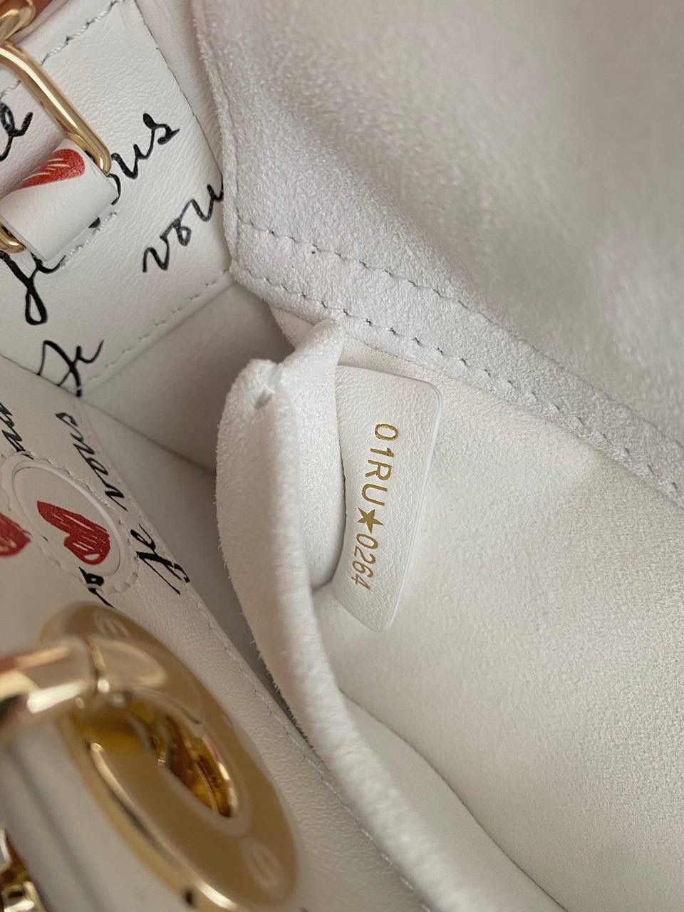 爱心白🎀𝗗𝗜𝗢𝗥 𝗗-𝗝𝗼𝘆小号 七夕限定，更是每一天的爱意限定 情书💌款这种淡淡的色调好梦幻 从印花到纯色都散发着治愈的气息 刻印的纹理感，伸手可触 连绵不断的法语我爱你'点缀着爱心❤️ 是写满了法式浪漫的包包呀！ 请拥有，这独一份的爱意 22×12×6cm