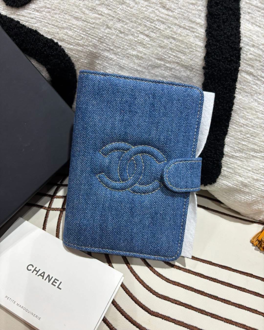 全新 CHANEL passport holder denim 26C 100%Authentic ,全新 unused✅box 