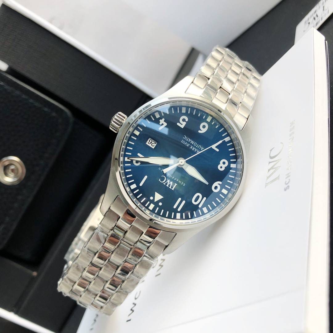 硬货首发，市场独家！IW3270156 。316L精钢材质，非凡工艺，让小厂知难而退！万国飞行员马克十八传承腕表，采用原装瑞士ETA王牌机芯，40mm表径，全数字刻度超强夜光，双面防反光凸状蓝宝石玻璃表镜。原版1比1开模钢带，在很多细节的把控上都已达到行业顶级，且多项可为标杆，整表细节一丝不苟。 原装价格4W多，一般人均可轻松驾驭，此款万国飞行员腕表视为万国经典款型，任何场景着装均适合佩戴，可谓百搭神器。全套包装出货
