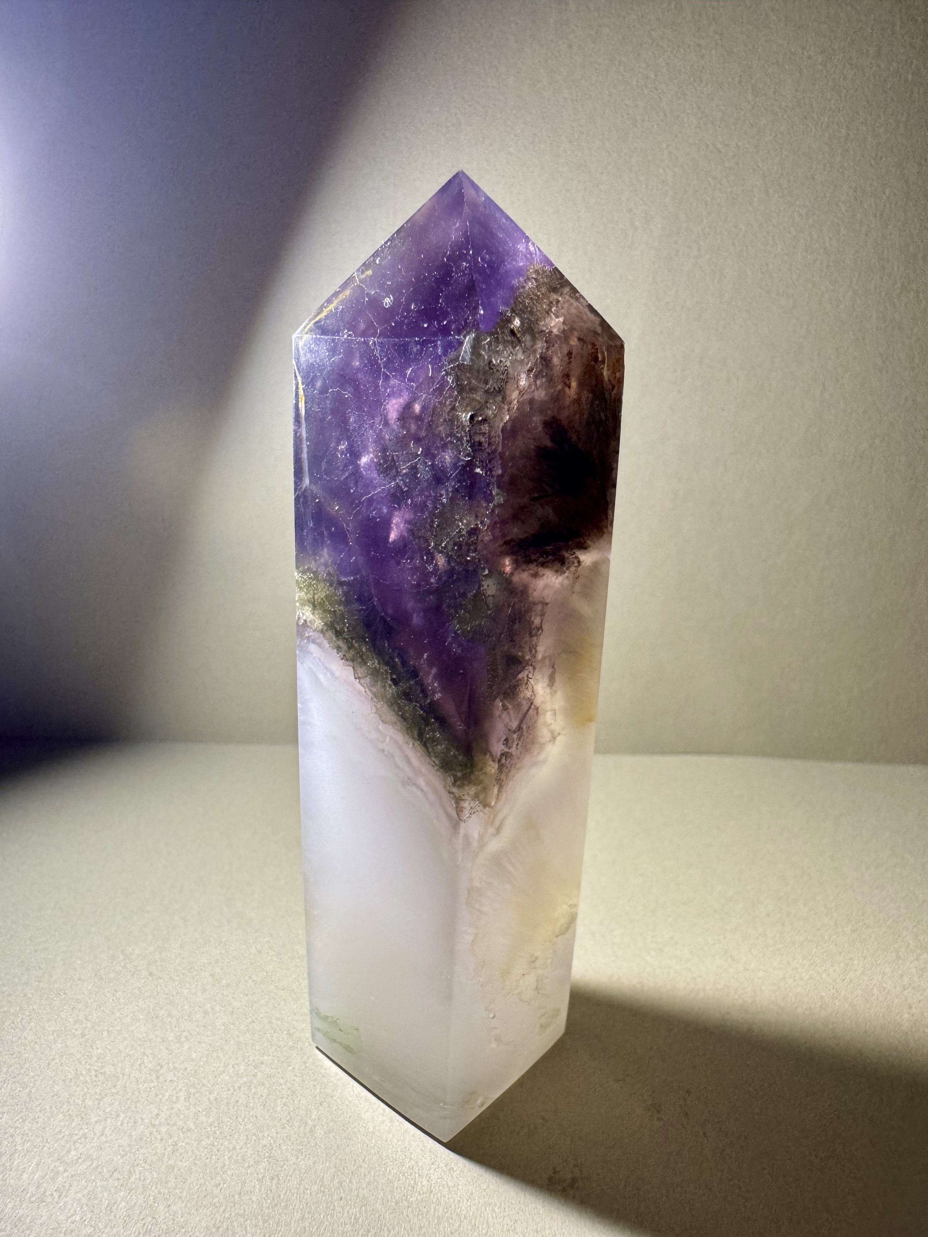 天然水晶柱 － 紫螢石、黃鐵礦、白兔毛髮晶共生