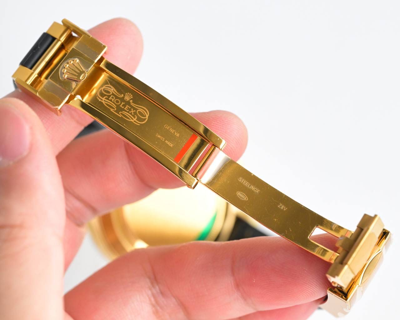 18k包金 现货供应 ROLEX-劳力士迪通拿系列 GTC中国国检检测证书，联网可查！一档调时 计时秒针 3字位9字位小针 功能原装一致！表壳原版开模，表盘尺寸40mm。厚度目前市面上最接近原装的 陶质实心外圈连计速刻度（采用真陶瓷工艺 刮不花 永不退色 质感和正品一致）功能盘字体和盘面logo采用叠加印刷工艺，从侧面观察会有微微隆起之感。盘面的底色纹路经过无数次过滤改正，确保百分百吻合与原装。其上的劳力士金属LOGO单独开模，无论是立体感还是圆润度均可PK原装 易读Chroma light夜光显示 配长效夜光物质。表镜平形蓝宝石水晶玻璃 抗刮损，效果绝不重影，吻合正品。⚠⚠六字位正品一致的有防伪的小皇冠👑（注意细节）表扣采用进口精钢1:1散件打磨而成 拉沙内侧 腐蚀劳力士钢印 外置正品一模一样的表扣保险环，完美在每一个细节！