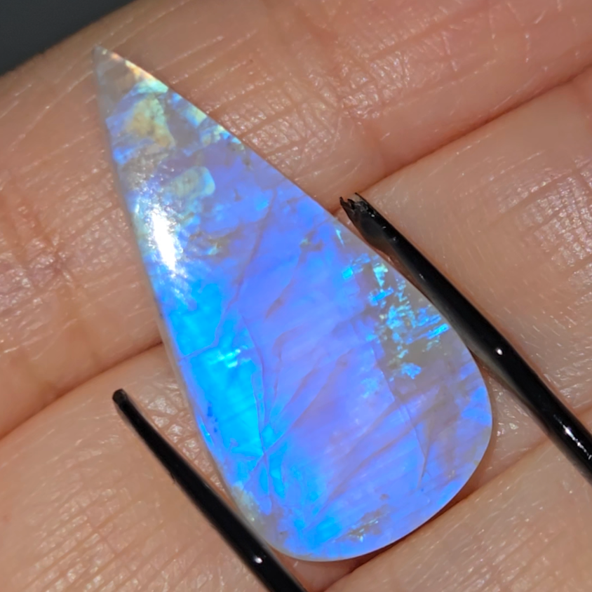 Purple-tinted blue flash moonstone from India - MS4