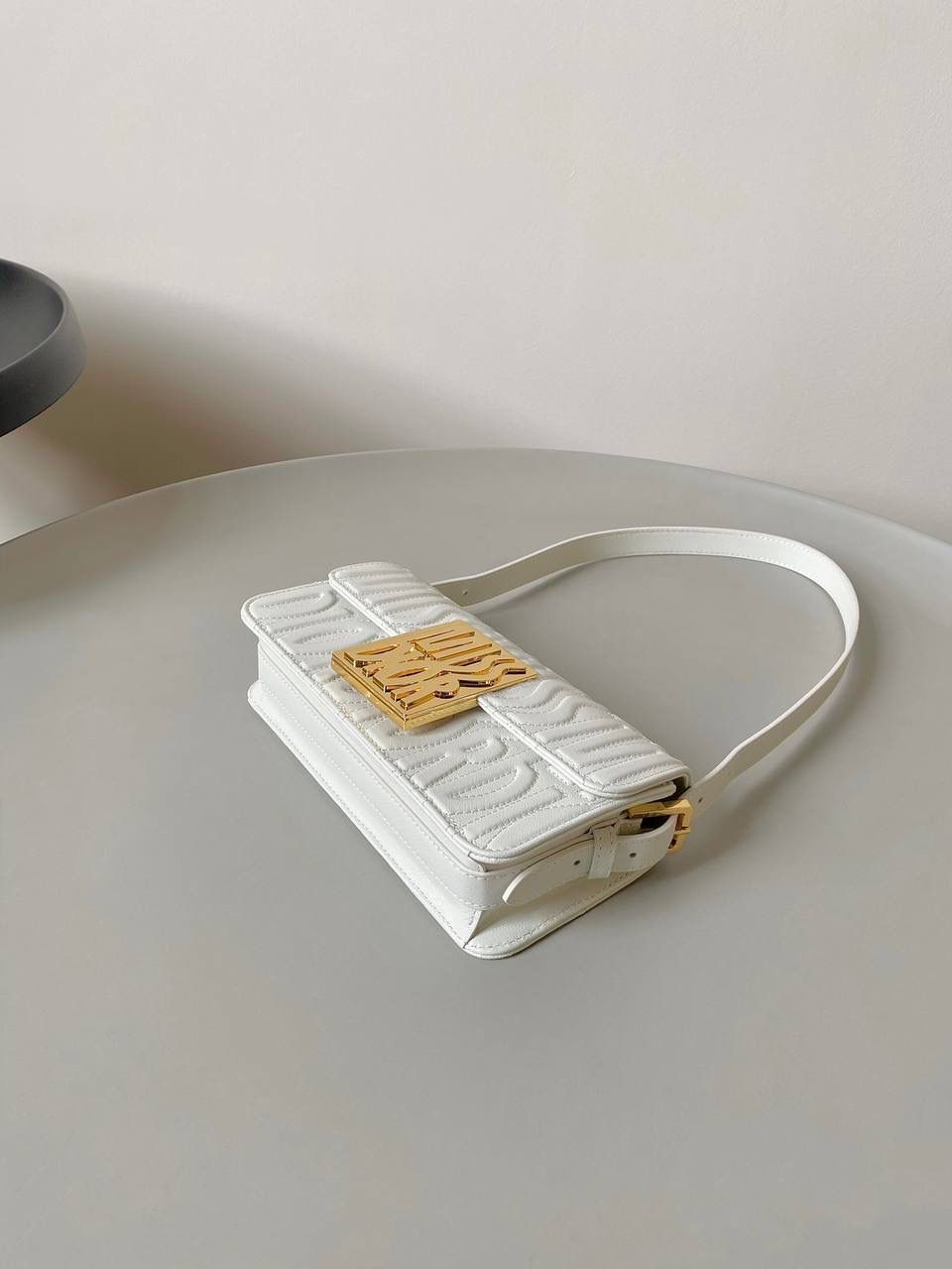 🈶白色 𝐌𝐢𝐬𝐬 𝐃𝐢𝐨𝐫腋下包 哇！实物是超预期的 从五金到皮质都非常奢华，很好看 牛皮的材质有型又耐久， 立体的字母手感彰显个性！ 空间，日常通勤或约会都很不错哦 大小刚好，腋下背气质又时髦 22×11×6cm #3410m