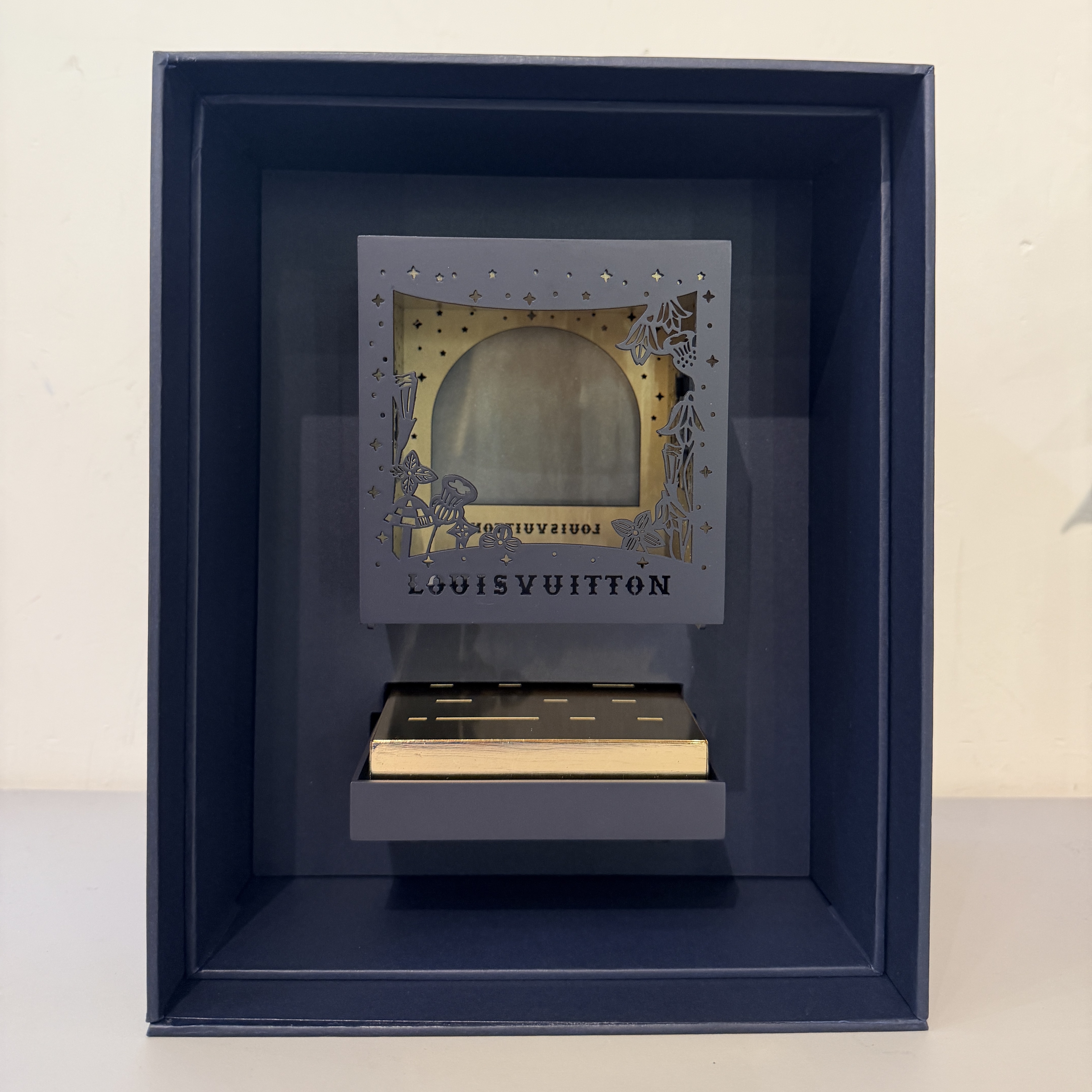 LOUIS VUITTON VIP VIC 聖誕限定立體金屬光影禮盒可充電式小夜燈 