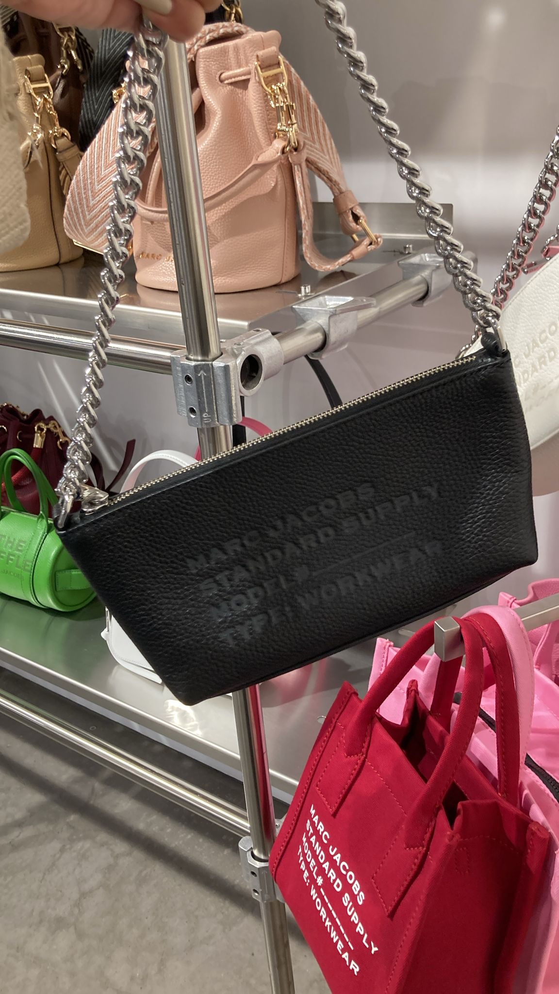 🛩️🛩️🇺🇸🇺🇸🇨🇦🇨🇦Marc Jacobs outlet 型格風😎黑色銀鍊上膊袋🖤現貨