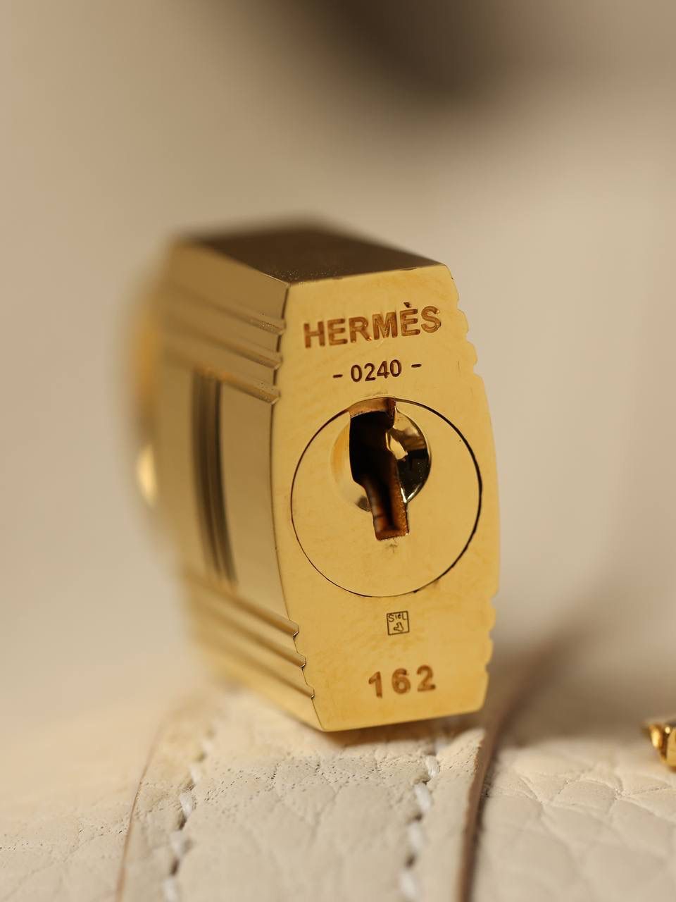 H菜篮子🧺✨正式上线！ 奶昔白18cm金扣 独家渠道货！手机实拍！独家背景！ 纯手工制作、细工慢活、工匠精神雕刻的艺术精品！ 尺寸：18 X 19 X 13.5cm