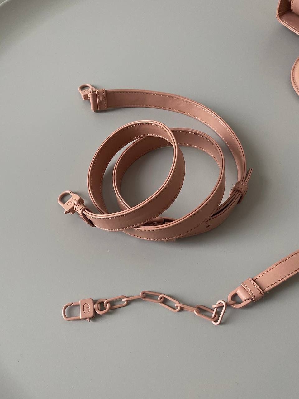 钻石粉 🎀𝗗𝗶𝗼𝗿 𝗗-𝗝𝗼𝘆 𝗯𝗮𝗴🥰 时尚果然就是轮回，回归了一把中古戴妃 特殊处理的哑光牛皮钻石藤格纹，八个切割面挺括有型，全套磨砂材质五金，长方包形短链条➕细长肩带直接封神！！ 复古时髦感超强，真是什么场合都可以把住 绝对是lady中的天花板了，强势出圈啦姐妹们🔥🔥 26 x 13.5 x 5cm