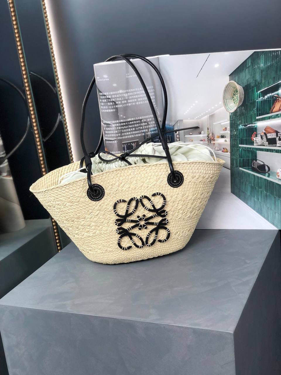 𝑨𝒏𝒂𝒈𝒓𝒂𝒎 𝑩𝒂𝒔𝒌𝒆𝒕 菜篮子🧺小号 面料：进口棕榈纤维/牛皮 颜色：原色/黑色 编码：65214285【该尺寸配防尘袋】 尺寸小号：34-13-16.5cm 尺寸中号：46-15-24cm （下单须知：‼️由于天然纤维材料特别，日照时间长短不同，颜色会略有变化，纯手工制作，每个包的尺寸也会所不同‼️） 传统篮子手袋，带有经典手工编织包身 管状牛皮带子，Anagram压纹，天然进口棕榈纤维制成，纯手工编织成型。 两个皮条装饰，无衬里（防尘袋可做内胆包）