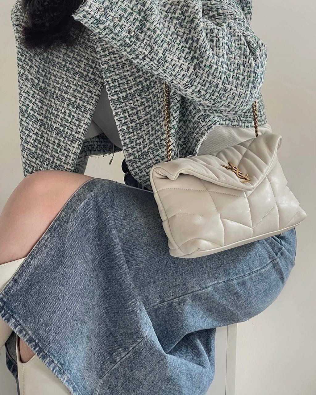 ys1 loulou puffer绗缝羊皮包：小号白金🥚 每家每户都有出个软绵绵的云朵包 它能从中脱颖而出有它的道理 特别洋气千金风，上身是真好看！ 小羊皮手感也软乎乎的很舒服 自重轻容量大～ 通勤日常都no problem☺️ 29×17×11cm577476m