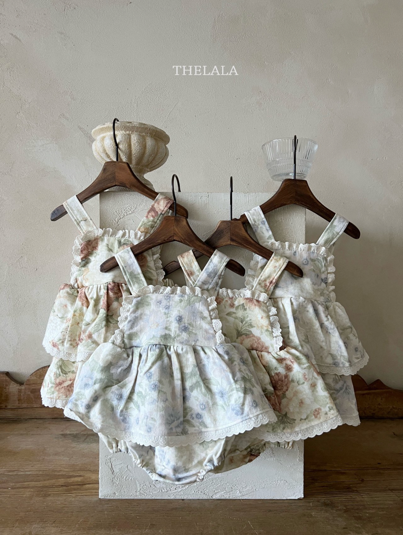 🌸預訂 韓國直送🌸🇰🇷THELALA兩色花卉滿印蕾絲花邊吊帶包屁裙