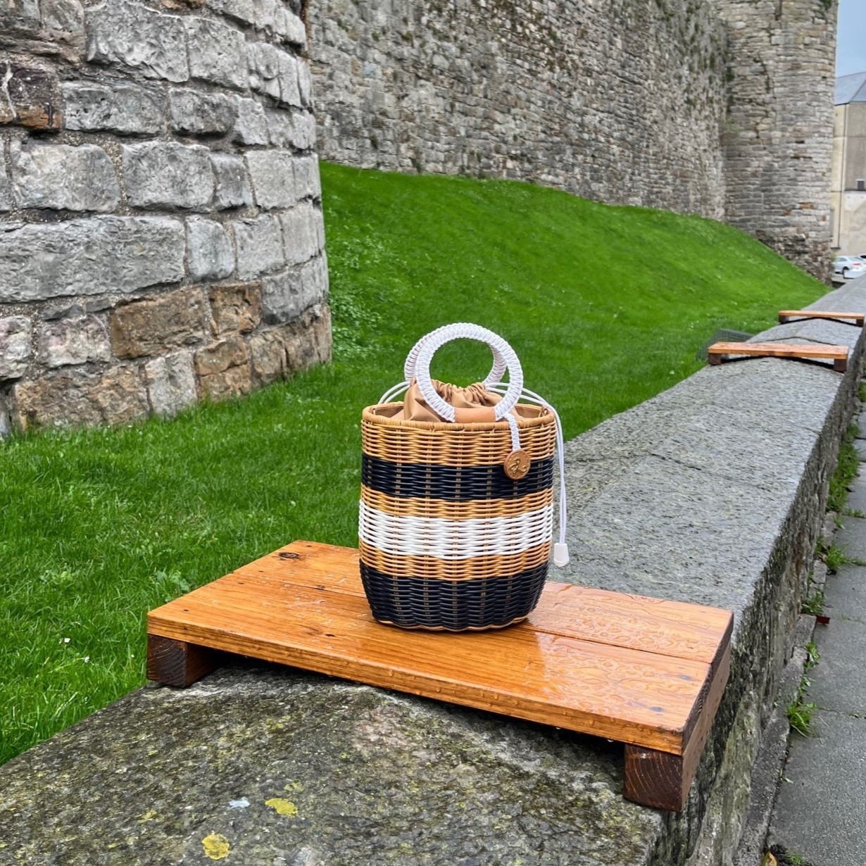 PLASTIC ART - Striped Woven Bucket Tote