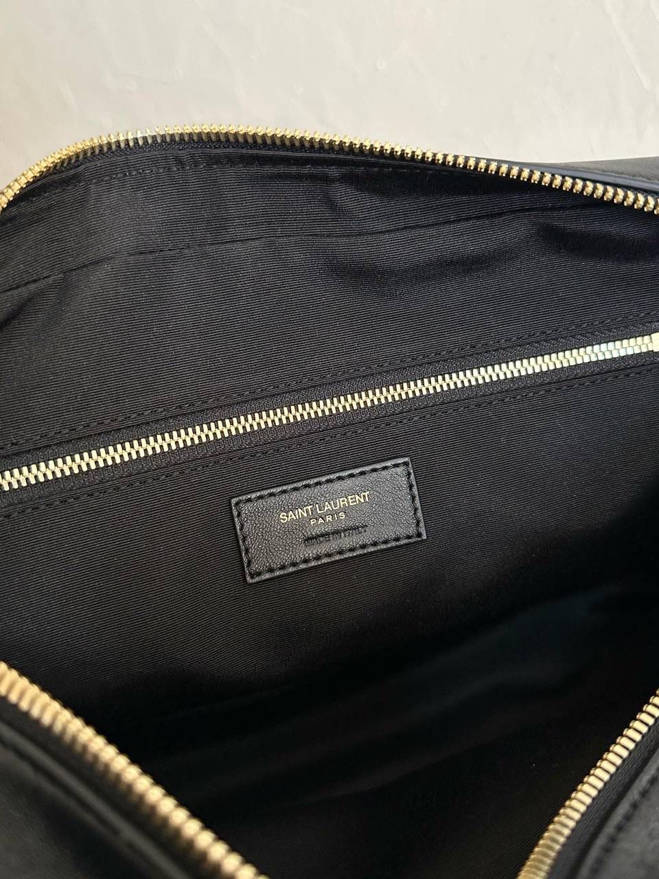 仅剩少量❗️ ys1 liya保龄球行李包🎳👛 为数不多的可以手拎的通勤包 容量超级大，喜欢大包的姐妹不要错过 双拉链大分区，里面还有小隔层 功能性实用性都照顾到 我真的很喜欢他们家扁平的菱形衔缝线 清冷和酷飒感一下就出来 你别说，这只保龄球还挺学院风哈～ 31×16×13cm766785m