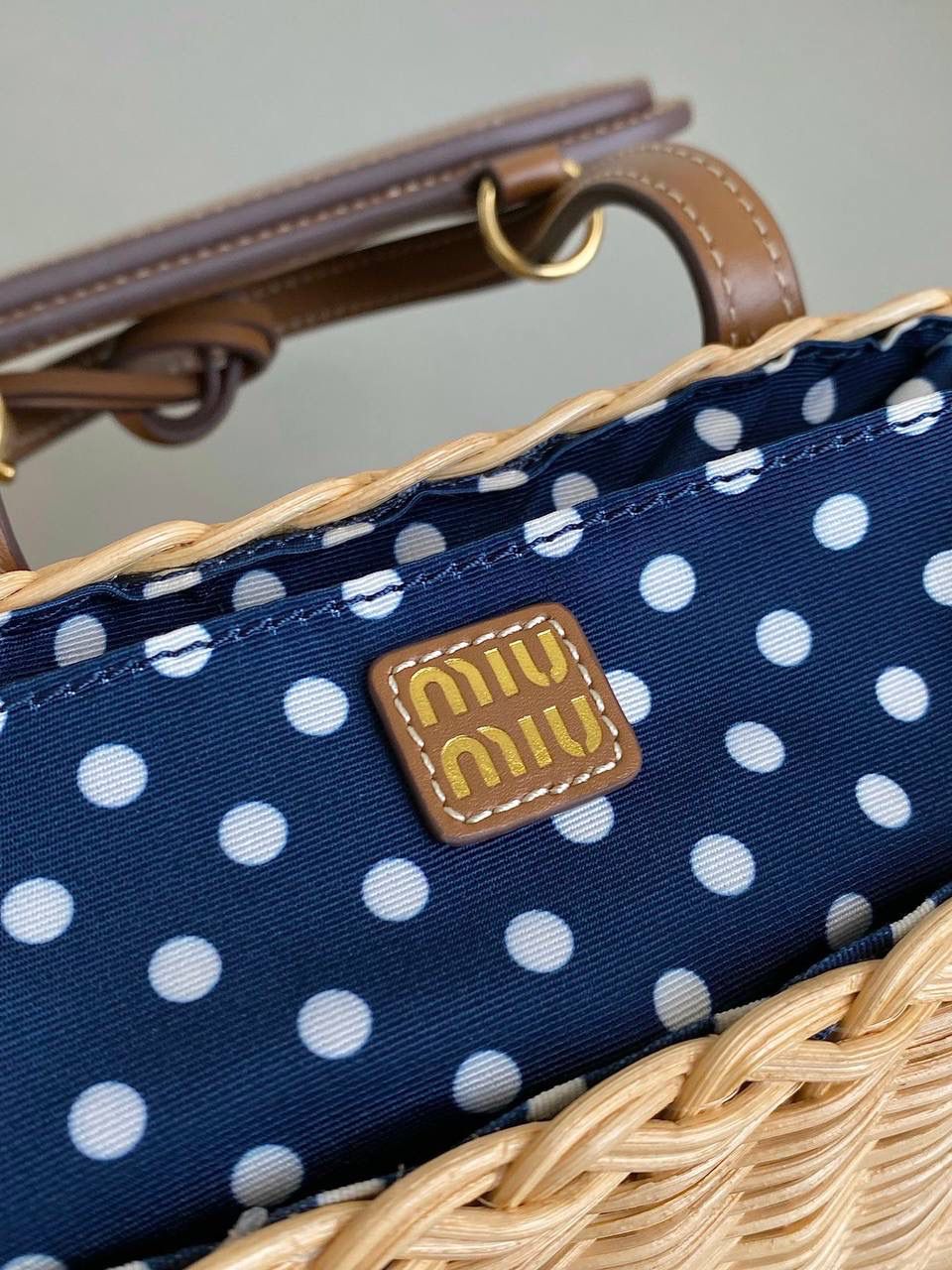 🈶棕色 𝗠𝗶𝘂𝗠𝗶𝘂藤编款 好喜欢编织风的清新与浪漫 满满都是梦幻般的高级感 这款小篮子独特的甜美气息 真的嗲爆了！纯手工编织配小巧精致的包型 超级让人着迷～ 随手拎着夏日感直接拉满 去野餐或海边度假，更是绝绝子 miu女孩们菜篮子的季节来咯 快来买它！ 15×20×8.5cm #F0030m