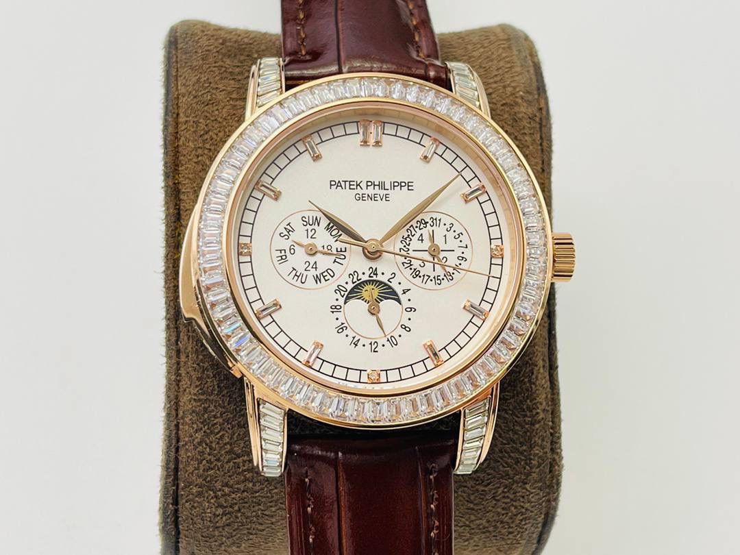 【2022诚意推荐】百达翡丽超级复杂功能系列5073P_010腕表。用心之作，细节方面： 1⃣️突破多层技术瓶颈，机芯型号为CH 29-535 升级版，质量稳定！ 2⃣️尺寸42毫米，与专柜一致。 3⃣️表圈和表耳镶103颗长形钻石。 4⃣️表带搭配意大利头层小牛皮，表扣上镶钻石更显示这块腕表的豪华气质。适合各种商务场合，简敛精致不失优雅！