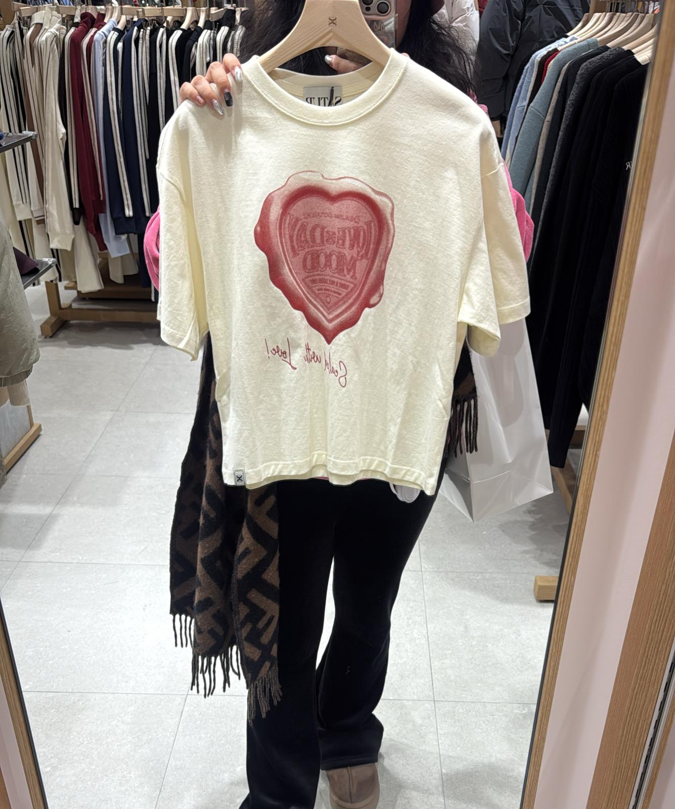 Satur 蓋章logo women size tee 半價cream Wm（預購10-14天）