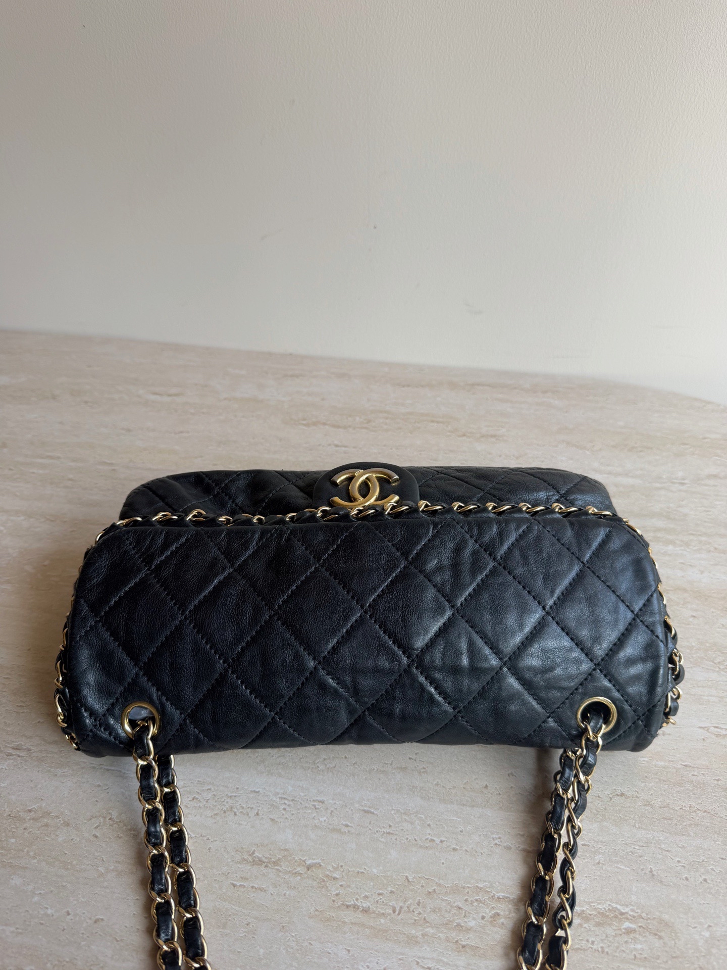 【預訂貨品】Chanel黑金滾邊牛皮腋下包 