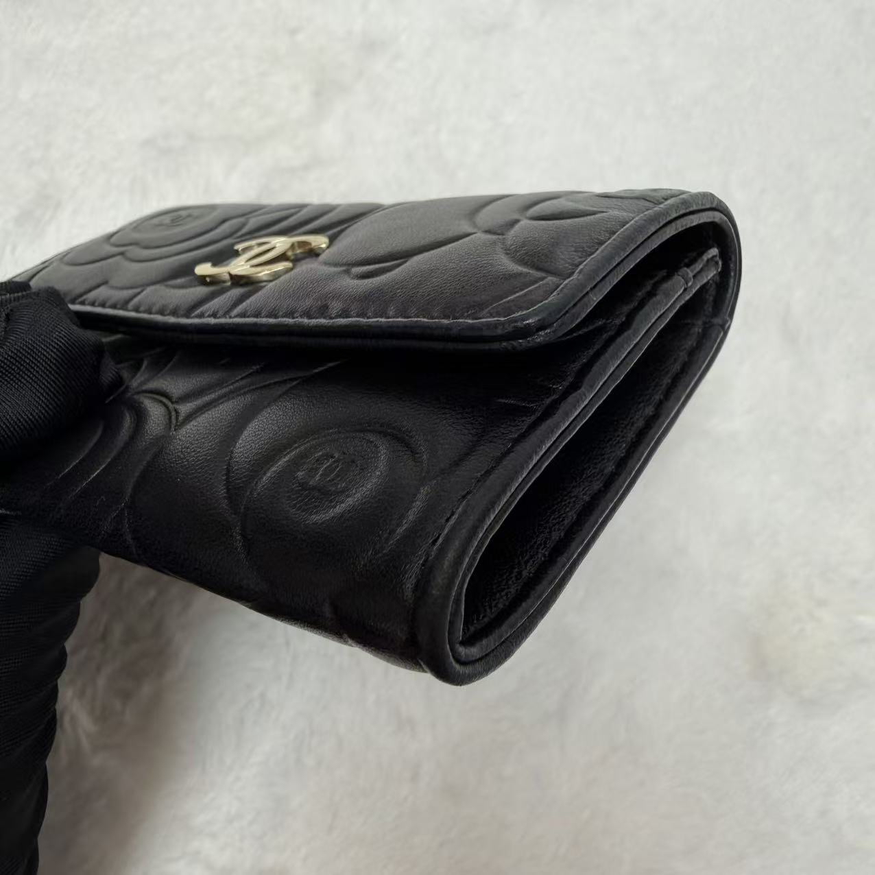 Chanel香奈兒卡包 山茶花系列錢包 黑金羊皮 橫版 山茶花壓紋C Logo零錢包 男女同款手拿包 16開