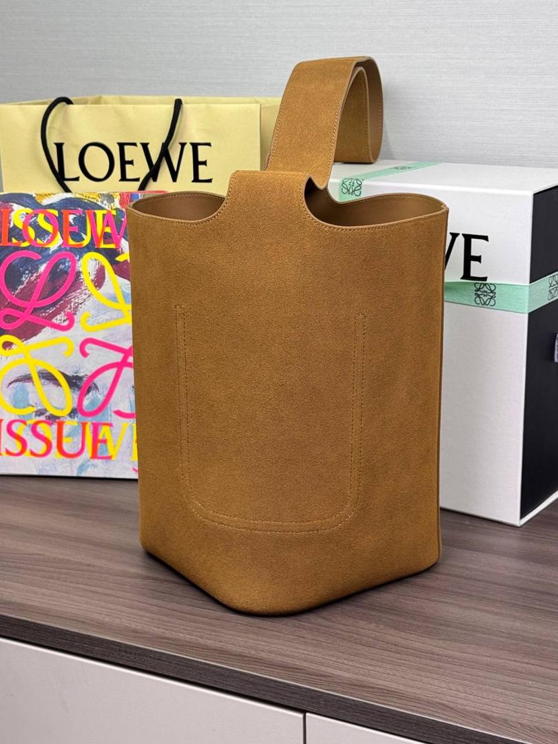 🎈 𝙋𝙚𝙗𝙗𝙡𝙚 𝘽𝙪𝙘𝙠𝙚𝙩 「大号/烟草色」 独家新款首发‼️‼️ （转图必卖） 尺寸：𝟐𝟖-𝟐𝟕-𝟑𝟑𝐜𝐦 编码：06234183【配全套礼盒】 该款大号采用绒面牛皮制成，内里进口Napa小牛皮，将最纯粹的简约线条与瞩目设计风格巧妙融合，造就别具一格的创新手袋。 标志性的Anagram雕刻五金兼具装饰和实用功能，🉑调节肩带长度适合多种背法，独特的扭曲结构与微妙的细节相得益彰。