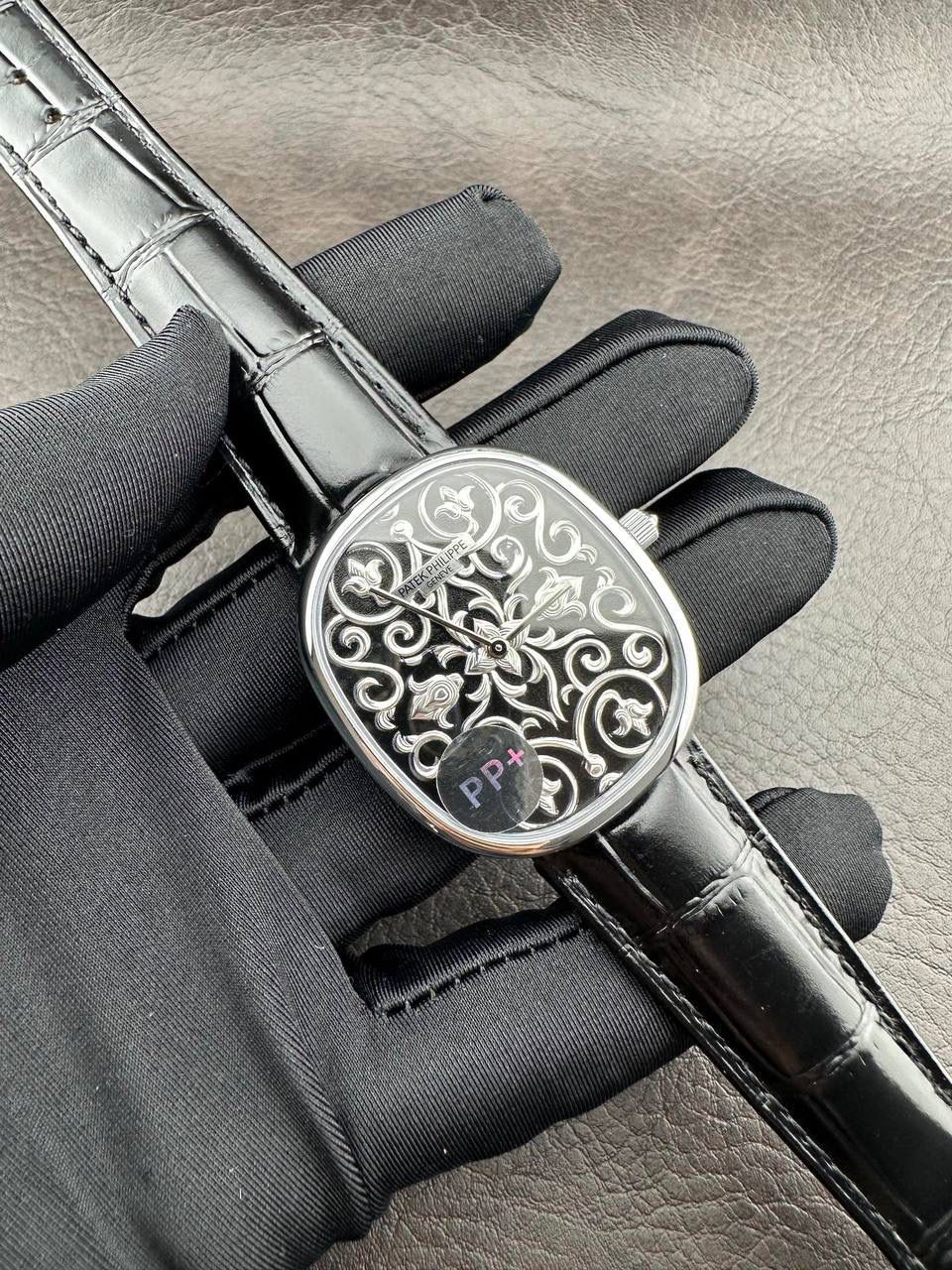 PP➕ Factory2025新品首发｜百达5738系列 68克配重版 复刻经典，更胜经典——GOLDEN ELLIPSE 黄金椭圆腕表重磅登场！ ✅ 黄金分割美学重塑：遵循1:1.6181经典比例，34.5MM×39.5MM椭圆表径搭配7.7MM纤薄厚度，复刻古典韵味与佩戴舒适度。 ✅ 316L精钢表壳：介于圆形与矩形之间的别致椭圆轮廓，还原原版线条张力，质感细腻出众。 ✅ 3D立体云贝母表盘：专属浮雕打印工艺，折射神秘深邃光泽，告别市面暗淡平庸款，上手自带高光。 ✅ 定制进口小牛皮表带：21X16尺寸对版原配，搭配同型椭圆表扣，与表壳设计遥相呼应，贴合手腕更显格调。 ✅ 9015精准机芯：走时稳定精准，兼顾实用性与耐用性，日常佩戴无压力。 PP➕不做“远观款”，只为呈现最接近原版的真实佩戴体验——从细节质感 to 上手触感，每一处都经得起近距离审视，让经典韵味在腕间完美延续！