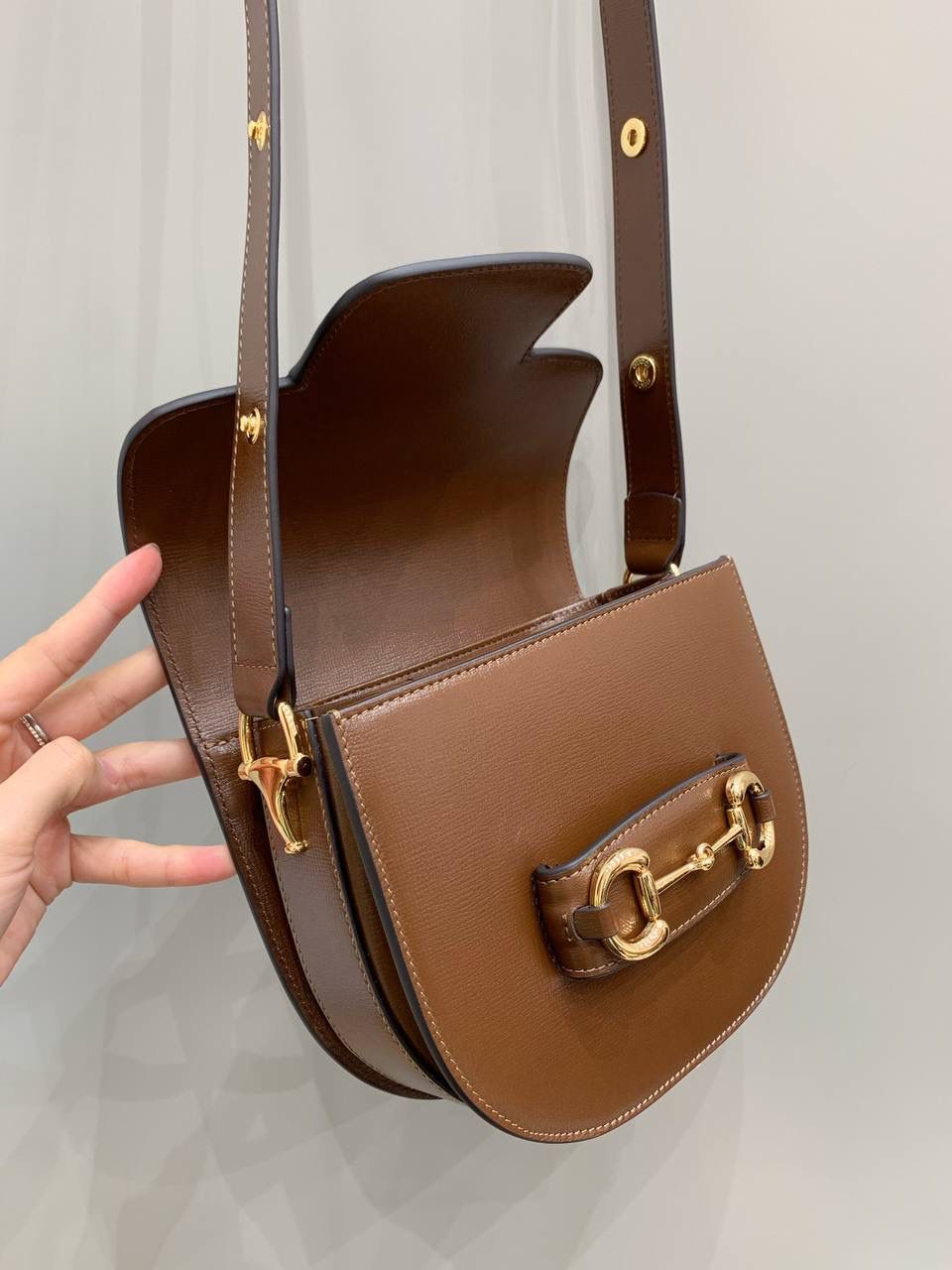 新背景实拍正品级 。Gucc1 horsebit半圆迷你全皮棕（纯铜五金原厂皮） 这个小可爱是真的可爱，小小乖巧的一个 经典的设计加上配色，不管你是潮流的运动女孩👧 还是睿智的职场精英，又或者是优雅的气质女性 这款都是你完美生活中的一款适合的穿搭单品 经典百搭 实用而又不失个性时尚 1955系列寓意马到成功 来掌握自己的人生方向吧！ 型号760191；尺寸17/18.5/7.5cm