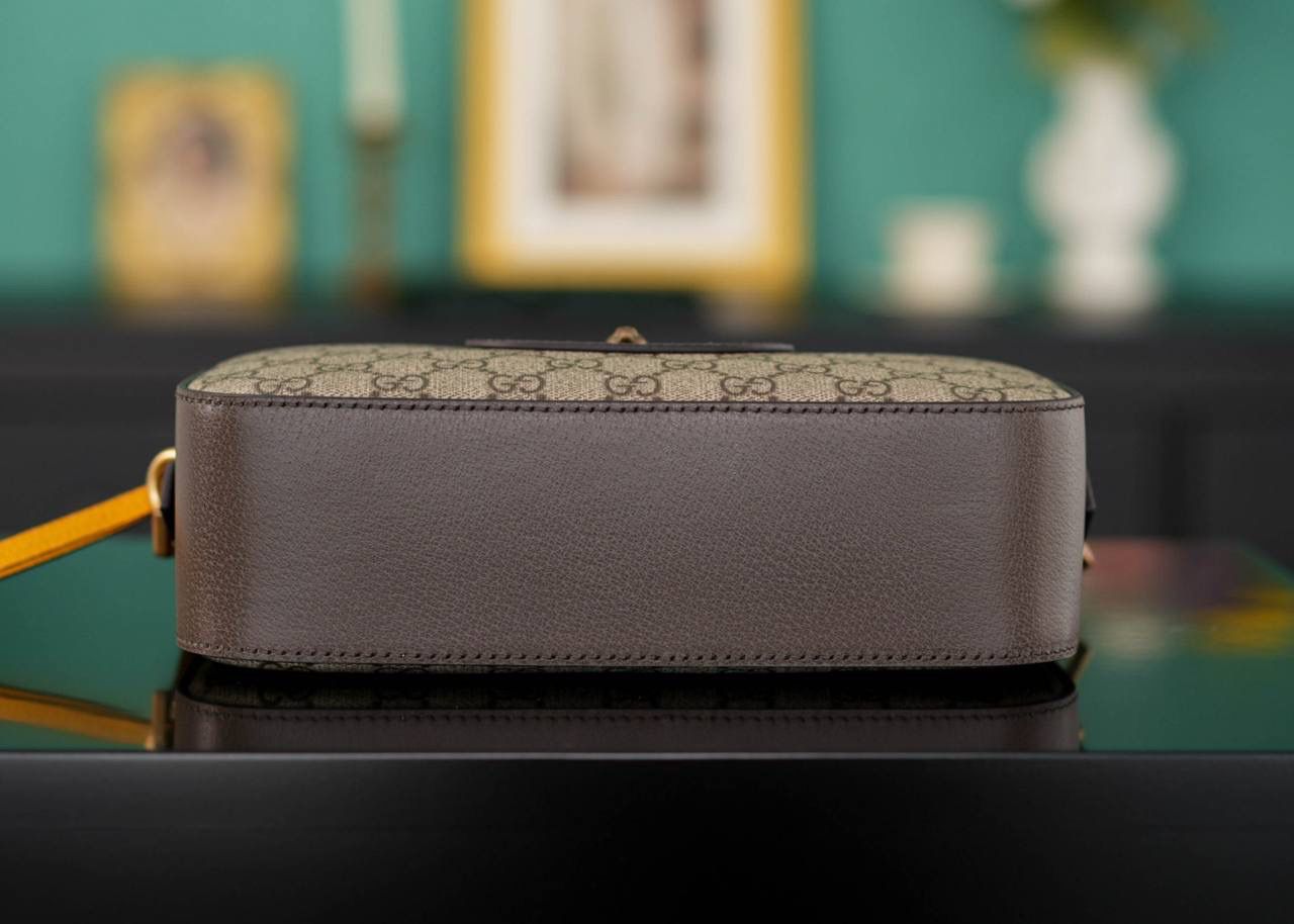 🥯Neo Vintage Supreme 虎头 相机包24cm （原厂皮 全铜五金） 正品售价¥10.000 虎头相机包，宽肩带随性帅气， 内里搭配小碎花里布 这款是真的很抗造， 红绿织带的搭配，让整个包身的复古感更强烈 容量超级大 百搭四季通用！非常日常好背的一款包 官方款号 476466 尺寸：24x14.5x7cm