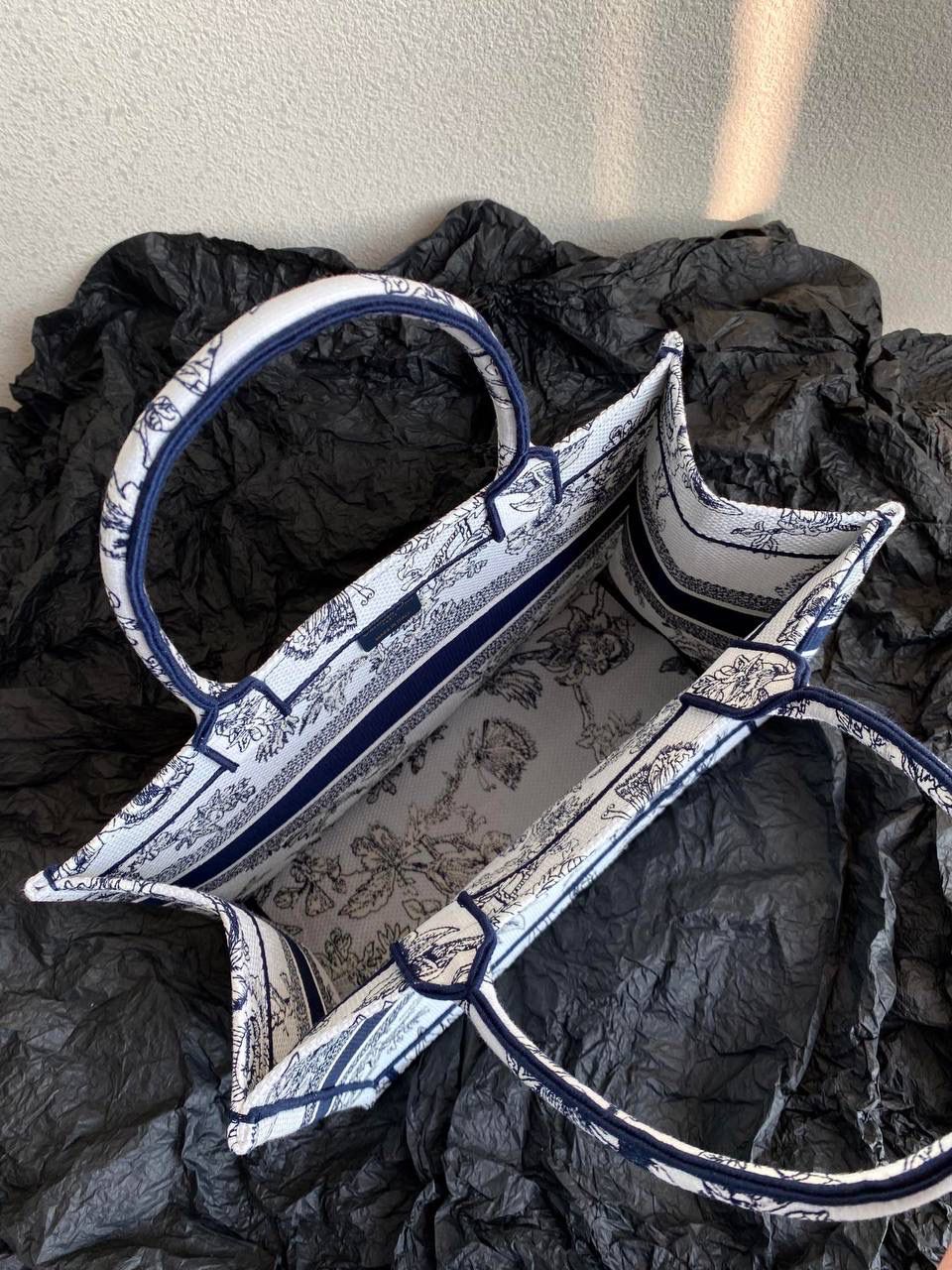 🈶植物花园，白蓝中号 𝗖𝗗 𝗕𝗼𝗼𝗸 𝗧𝗼𝘁𝗲 23早春度假系 浪漫的花卉刺绣，细节感非常强了😍 栩栩如生，不言而喻的精湛刺绣工艺 握住只有你的花花世界吧 36×27×16cm