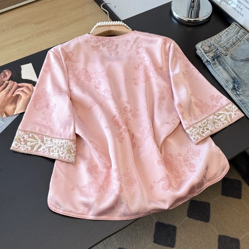 B41(0949衣) 新中式改良款圆领提花刺绣边袖前排盘扣粉黄中袖开衫上衣 