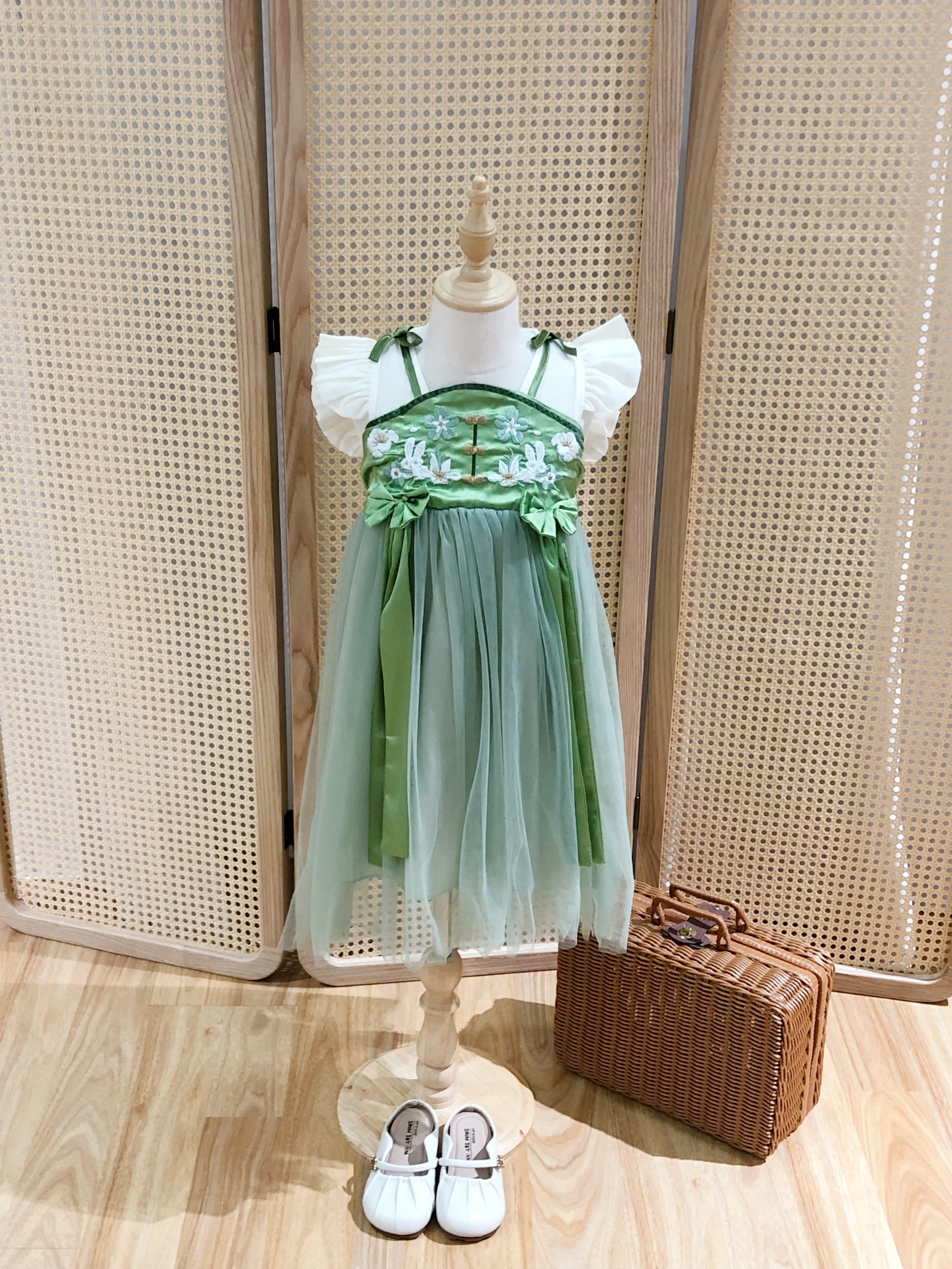 Elegant Green Girl's Dress with Floral Embroidery and Ruffle Sleeves