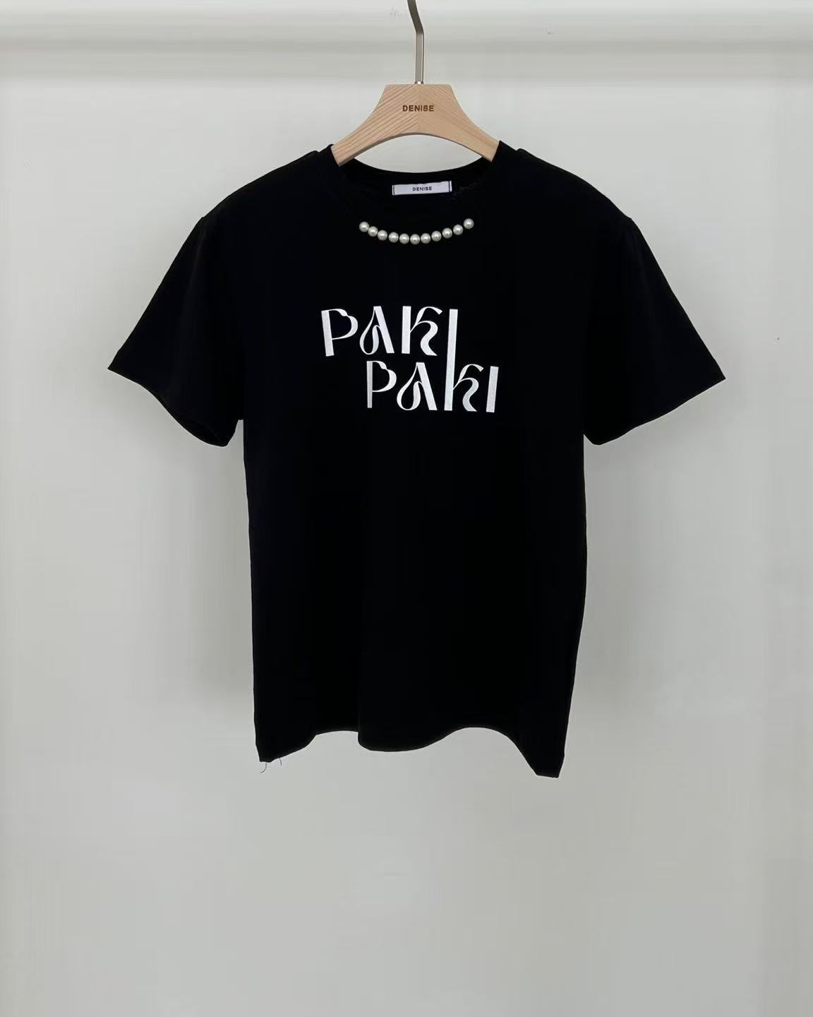 Loose Fit Cotton T-Shirt with Pearl Neckline and Letter Print ‖ 珍珠领装饰字母印花宽松棉T恤 KR01311602