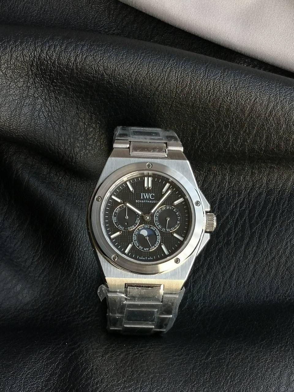 万国工程师系列万年历腕表，复刻界最复杂的腕表，所有功能同步原装，所有功能调节通过把头控制. 1⃣️【功能介绍】3点钟位置显示日历，9点钟位置显示星期，6点钟月份月相指针显示。 2⃣️【做工精细】外壳采用原版同样的三件套结构，中间拉丝，上下壳为抛光，镜面采用高成本的锅盖形蓝宝石，使其质感提升。 3⃣️【机芯性能】尺寸41.6mm,机芯采用天津机芯改82600，高效稳定，动力时间长达72小时以上，进行加装复杂的万年历模块，而且同步所有功能实现同步原装通过把头调节。 4⃣️【⚠️注意事项】由于万年历模块十分复杂在出货前都会调准时间，客户收到直接上链上手佩戴即可，⚠️请不要轻易乱调，由于机芯加装升级功能，调节需慢慢按调。