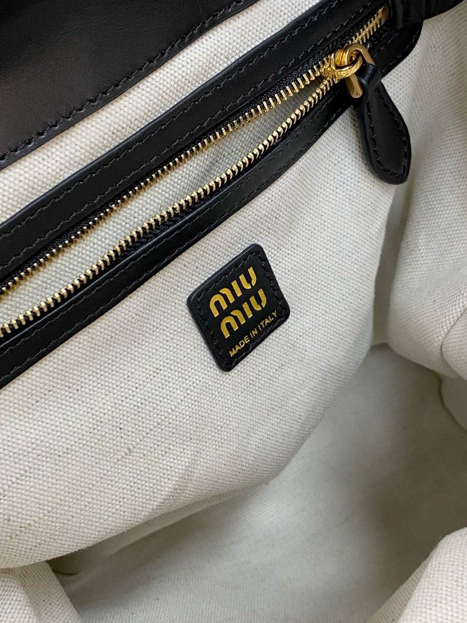 🈶黑色大号 𝐌𝐢𝐮𝐌𝐢𝐮 双肩包·牛皮 万众期待的全皮款双肩包！ 它终于出来了，天天被催爆🤪 只有真的好看好背才能一直被惦记 全皮很有质感，手感超级软乎 自重很轻！容量也感人！ 通勤 上学 短途旅行都可 平常带电脑ipad文件啥的也足够 再挂上可可爱爱的挂件呼呼～ 太好看了！！可以闭眼入 25×29×12.5cm #F0060m