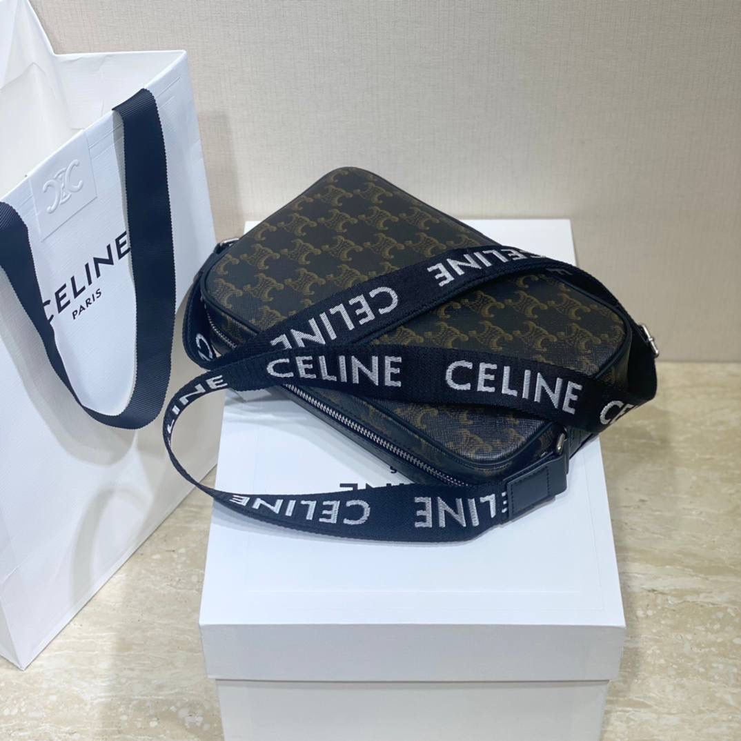 🔥大货实拍图 𝗖𝗘𝗟𝗜𝗡𝗘♥标志印花邮差包 不可否认Hedi的确做男款是很厉害的，这个老花相机包既实用又很好凹造型，绝对的好物推荐！型号：197202 尺寸：23*14.5*4cm