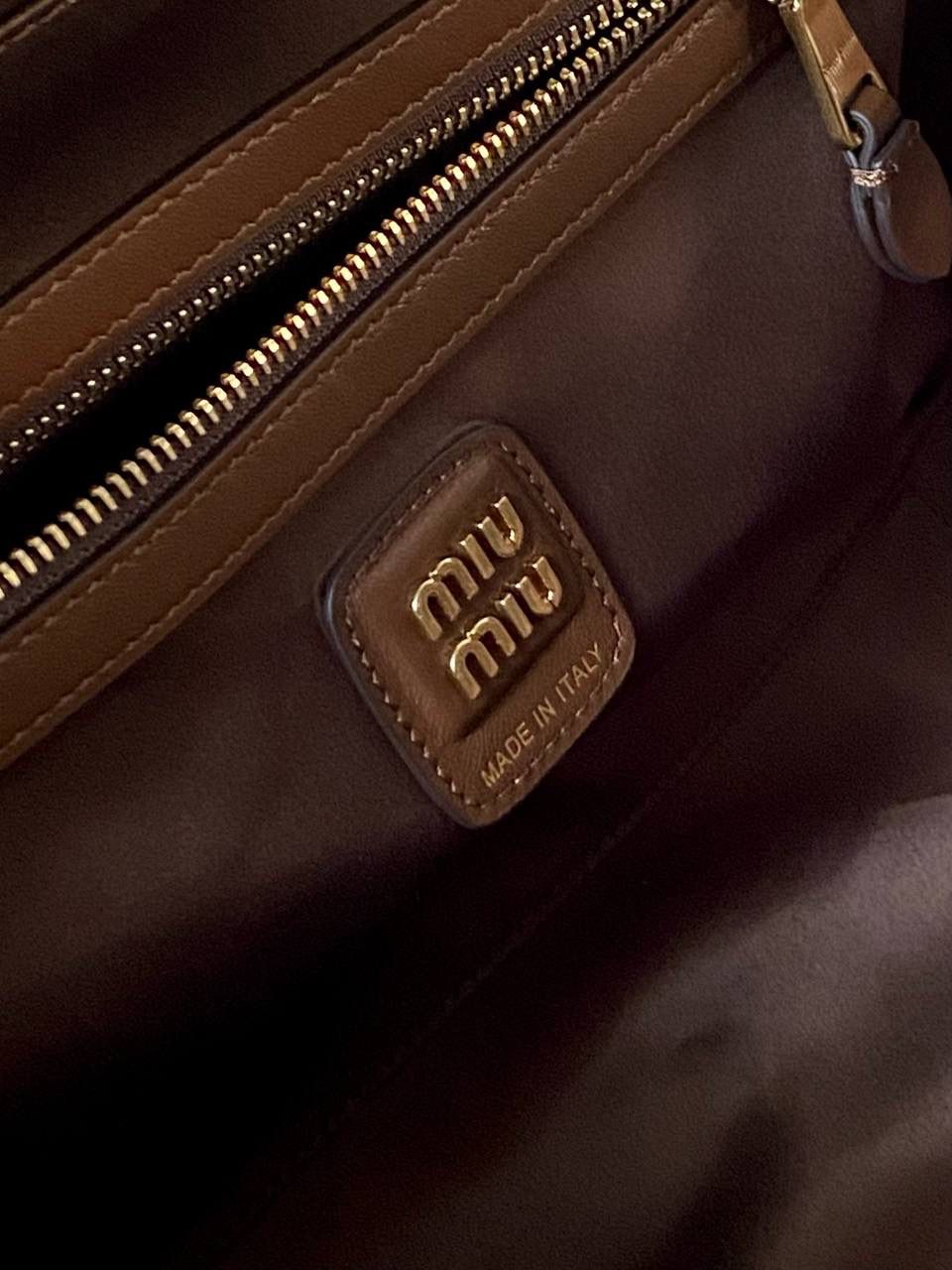 🈶漆皮紫檀木色 𝗠𝗶𝘂𝗠𝗶𝘂公文包| 新面料来啦 漆皮色泽光亮自然饱满～ 皮面透着的皱纹仿佛湖面上的水波纹 无论是视觉还是手感，质感都很绝！ 34×23×10cm #F0020m