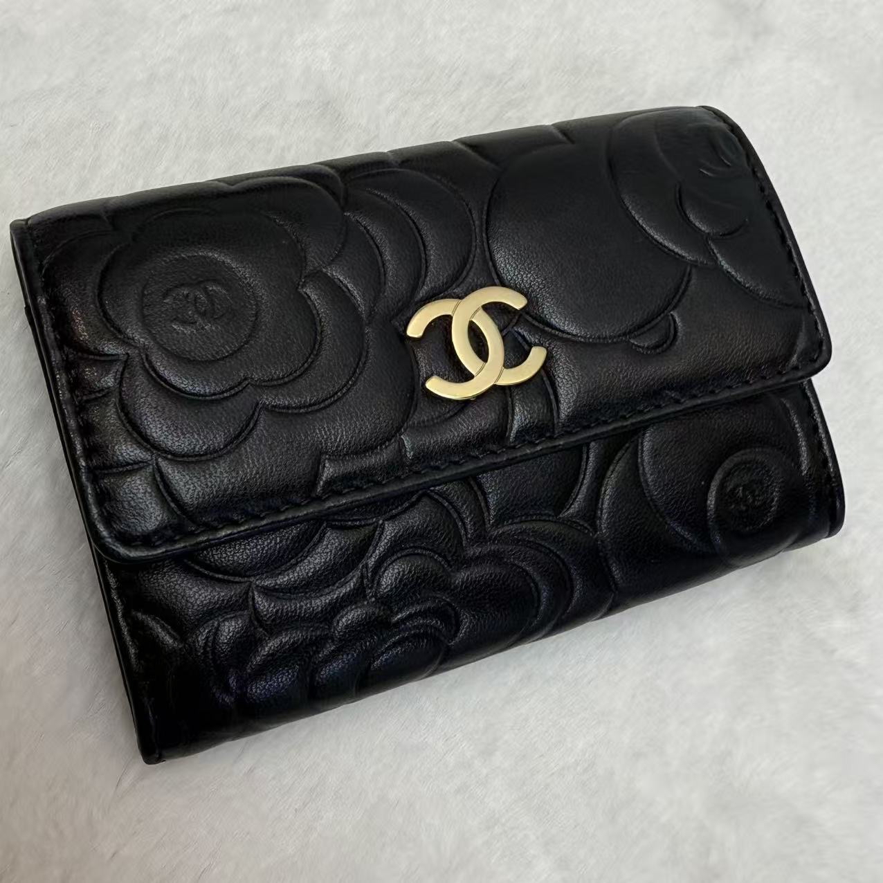 Chanel香奈兒卡包 山茶花系列錢包 黑金羊皮 橫版 山茶花壓紋C Logo零錢包 男女同款手拿包 16開