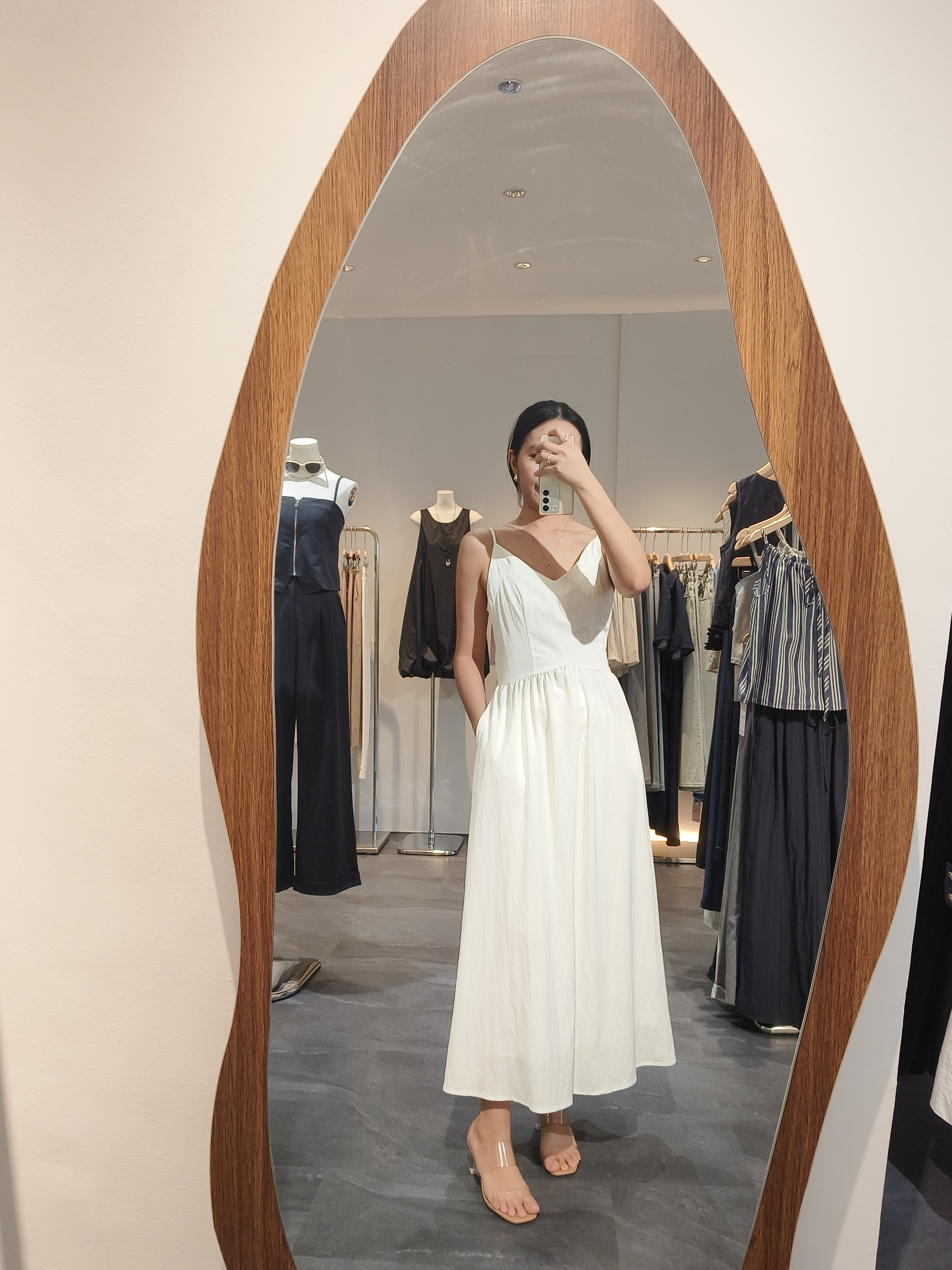 白色简约吊带连衣裙