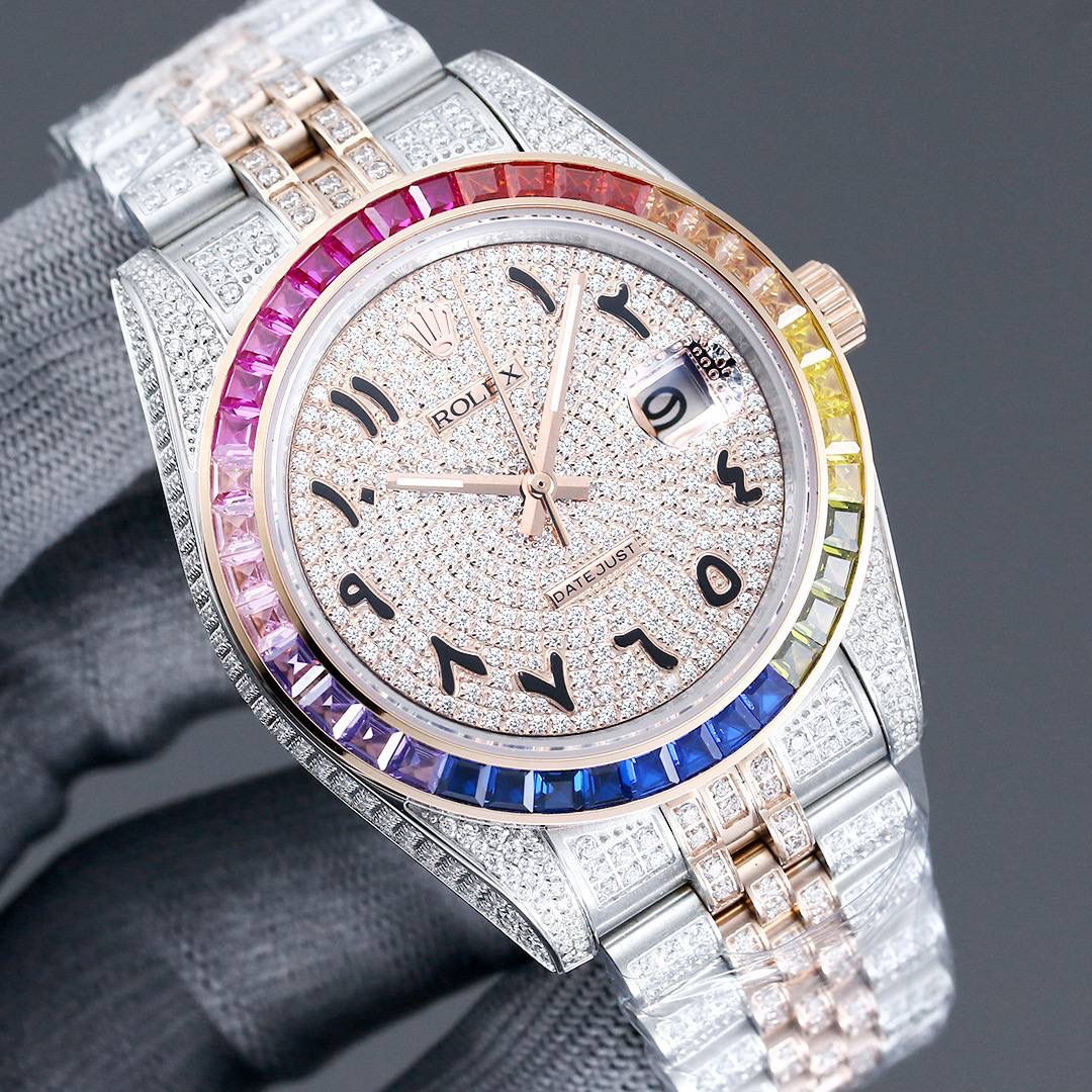 土豪版满钻日志 震撼来袭！ 劳^_^ROLEX蚝式恒动日志系列，堪为宝石镶嵌腕表系列之瑰宝。 永恒黄金腕表镶嵌最珍稀的钻石，充分展现劳力士在宝石镶嵌方面的非凡技艺。 品牌:Rolex劳力士 系列:日志系列腕表 机芯:4813机芯 表带:镶钻精钢表链 尺寸:41mm 材料:316精钢+蓝宝石玻璃✨