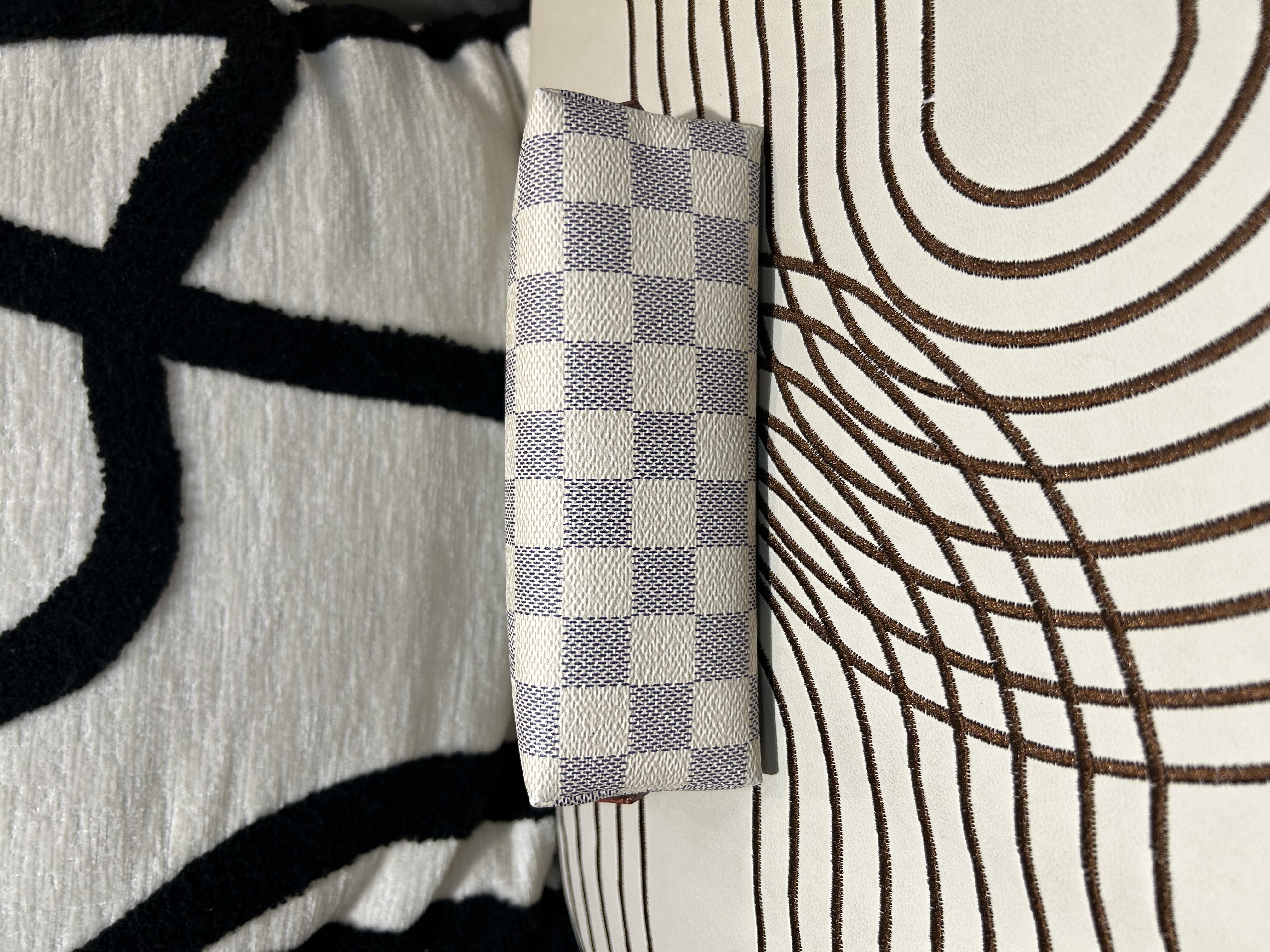 LV cosmetic Pouch 白色棋盤格化妝袋 PM 100%Authentic, 95%New
