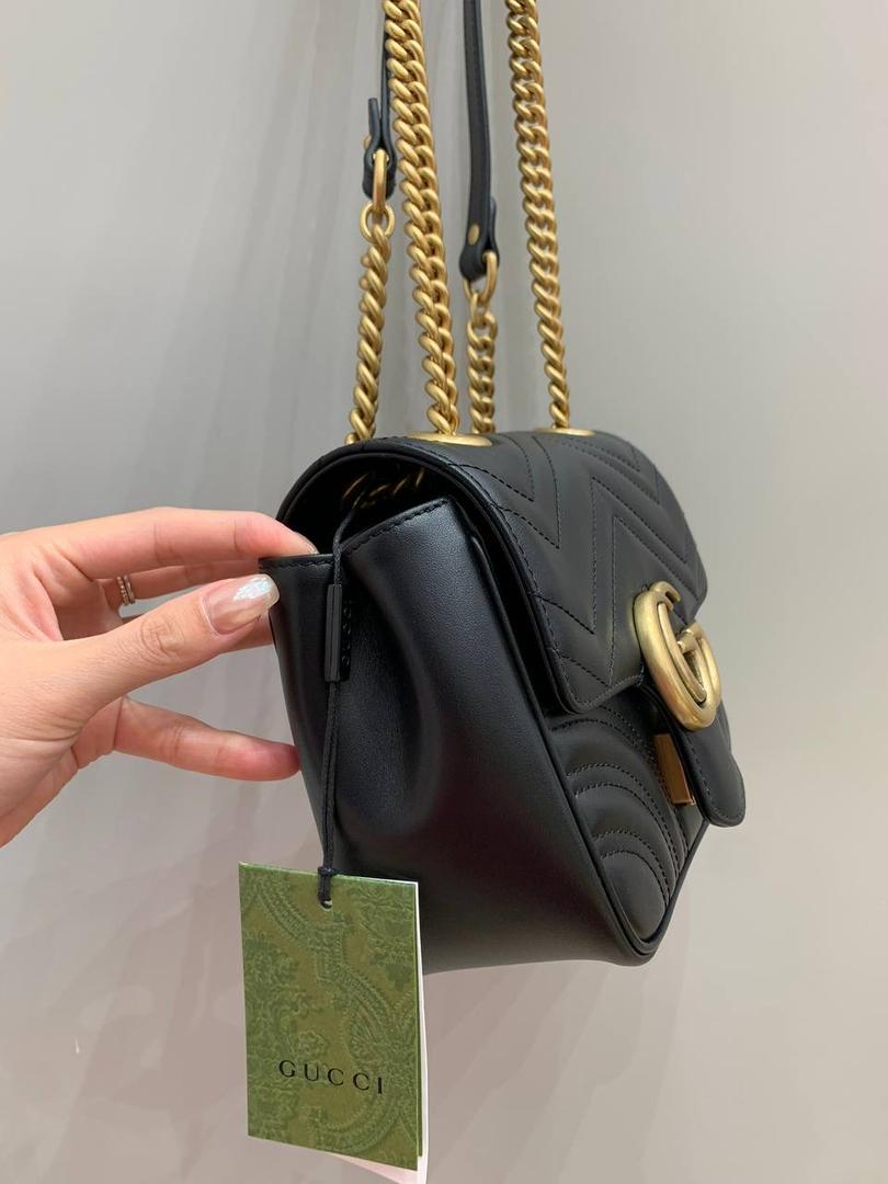 新背景实拍正品级 。Gucc1 marmont方胖子(原皮黑色)💕🤩 方胖子这名字真的太适合他本尊了，真的是胖墩墩的贼可爱，皮料质感也是贼好，版型跟之前经典款的有点差别，做法也不一样，所以出来的手感也相差蛮大的，这款的手感版型跟他名字一样，就是个胖子，皮料弹性很大，就是专柜的味道！！ 型号739682 尺寸18/15/8cm